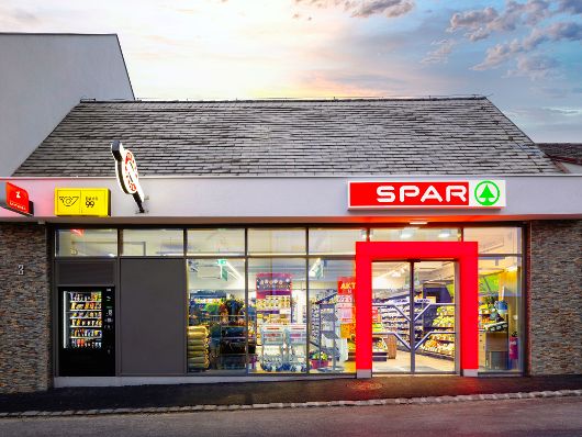 Das Bild zeigt eine Filiale der SPAR-Lebensmittelkette mitten im Ort