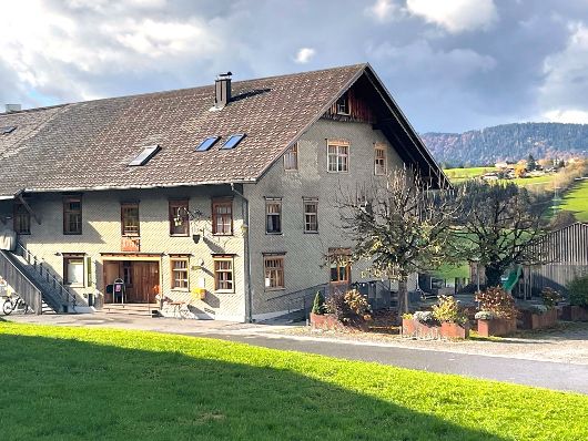 Zu sehen ist das Gebäude Krone von außen.