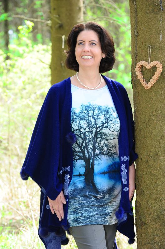 Hermine Hackl in einem Wald