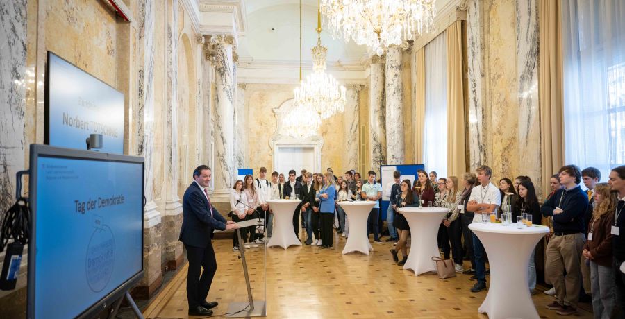 &lt;p&gt;Anl&auml;sslich des &bdquo;Tags der Demokratie&ldquo; lud Bundesminister Norbert Totschnig Sch&uuml;lerinnen und Sch&uuml;ler zur Diskussion &uuml;ber die Grundlagen unseres Zusammenlebens in das BML.&lt;/p&gt;