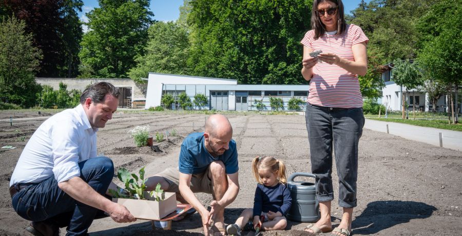 Garteln mitten in Innsbruck: Bundesminister Norbert Totschnig stattete den Gewinnerinnen und Gewinnern des Urban Gardening-Gewinnspiels beim Innsbrucker Hofgarten einen Besuch ab.