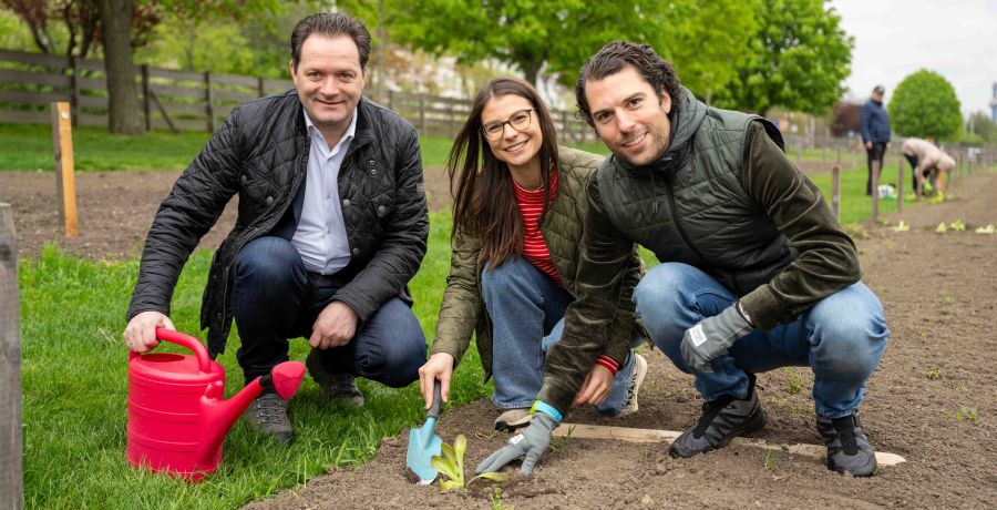 Garteln mitten in Wien: Bundesminister Norbert Totschnig stattete den Gewinnerinnen und Gewinnern des Urban Gardening-Gewinnspiels beim Wiener Augarten einen Besuch ab.