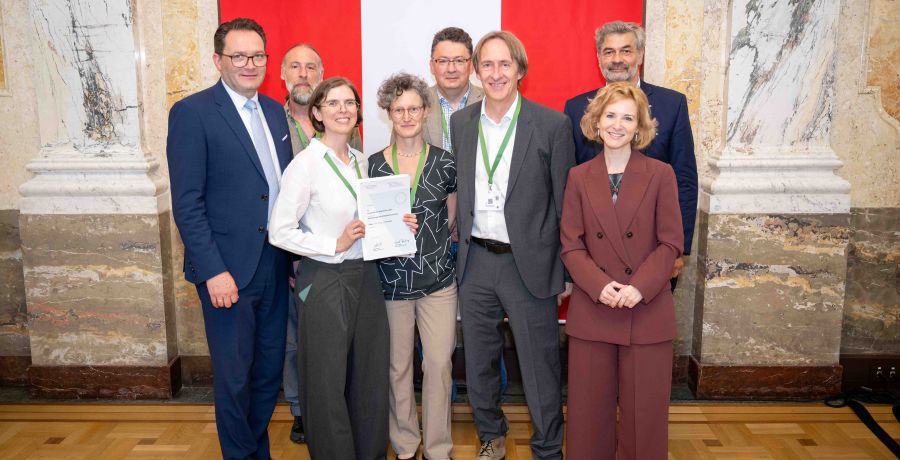 <p>Bundesministerin Eva-Maria Holzleitner und Bundesminister Norbert Totschnig verliehen den&amp;nbsp;Sustainability Award im Regierungsgeb&auml;ude am Stubenring.</p>