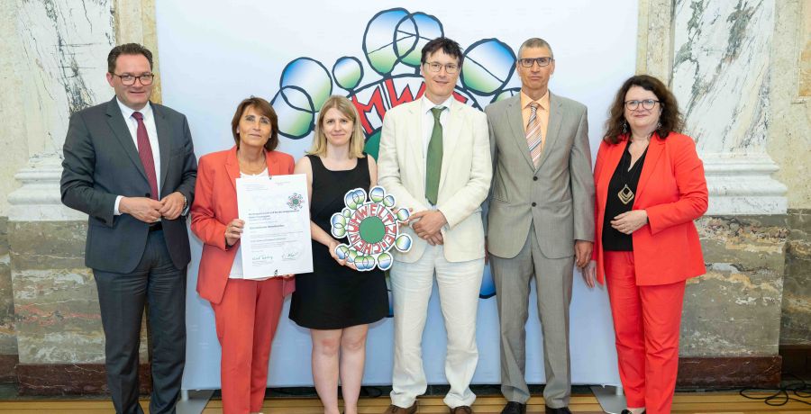 <p>Bundesminister Norbert Totschnig verlieh, gemeinsam mit Sektionschefin Doris Wagner (BMB), das &ouml;sterreichische Umweltzeichen an Schulen, Bildungseinrichtungen und Kinderg&auml;rten.</p>