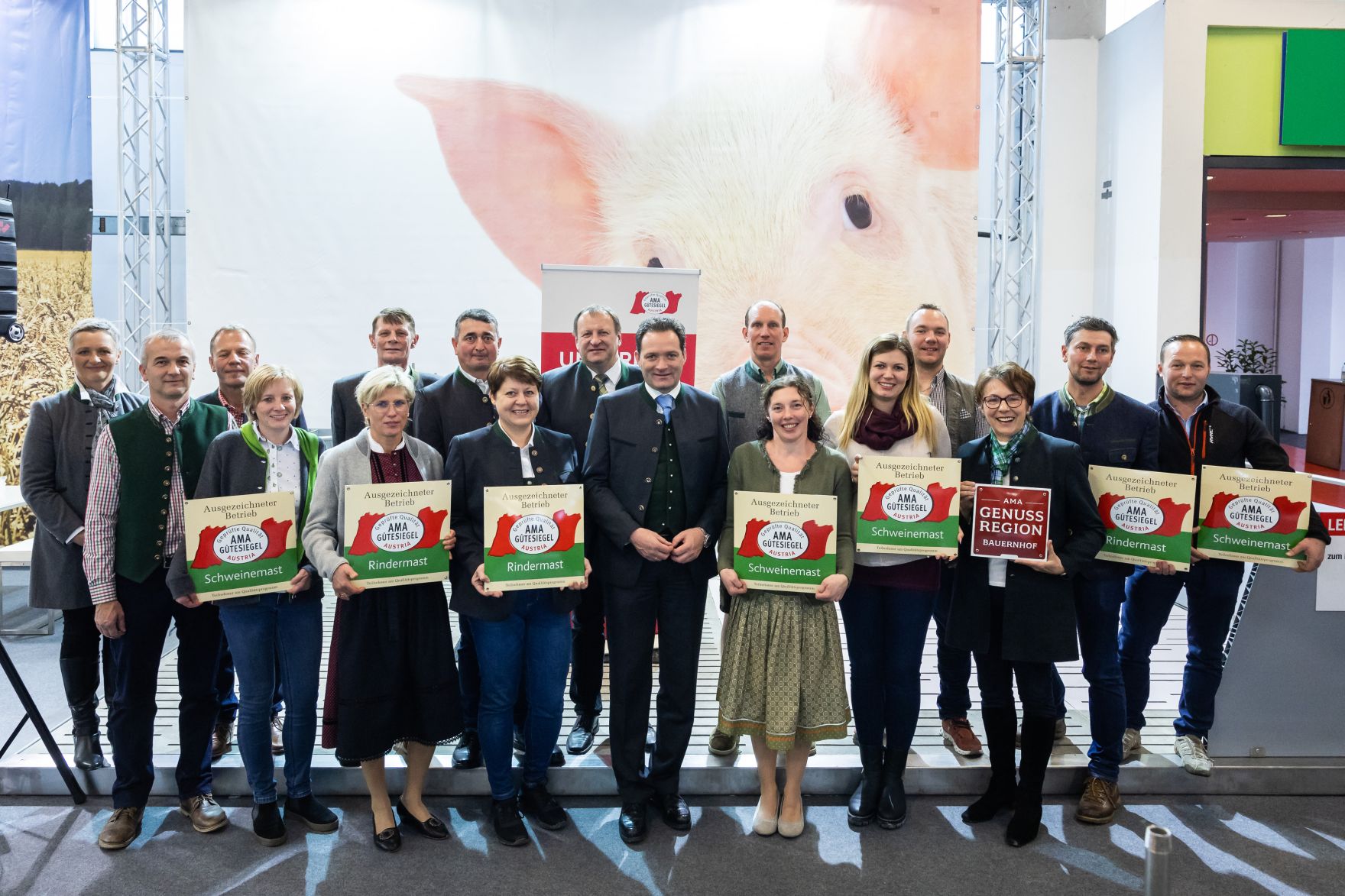 bml-24-11-2022-00171970.jpg Im Zuges seines Besuchs der Agraria Wels, der internationalen Fachmesse für Landwirtschaft, zeichnete Landwirtschaftsminister Norbert Totschnig Top-Betriebe mit AMA-Hoftafeln und landwirtschaftliche Innovationen mit dem „Agrarfuchs“ aus.
