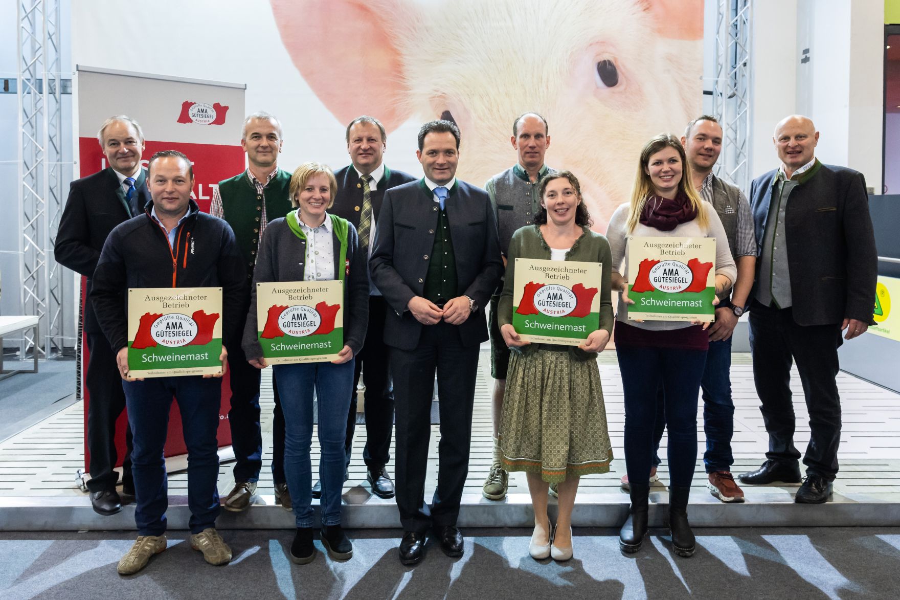 bml-24-11-2022-00181983.jpg Im Zuges seines Besuchs der Agraria Wels, der internationalen Fachmesse für Landwirtschaft, zeichnete Landwirtschaftsminister Norbert Totschnig Top-Betriebe mit AMA-Hoftafeln und landwirtschaftliche Innovationen mit dem „Agrarfuchs“ aus.