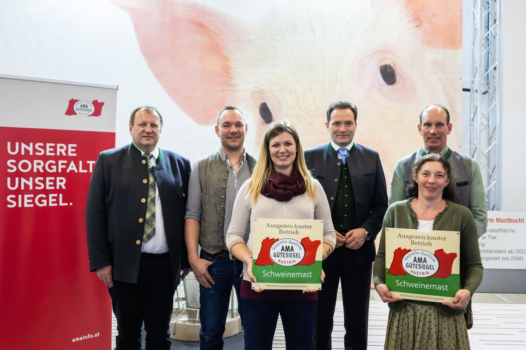 bml-24-11-2022-00202001.jpg Im Zuges seines Besuchs der Agraria Wels, der internationalen Fachmesse für Landwirtschaft, zeichnete Landwirtschaftsminister Norbert Totschnig Top-Betriebe mit AMA-Hoftafeln und landwirtschaftliche Innovationen mit dem „Agrarfuchs“ aus.