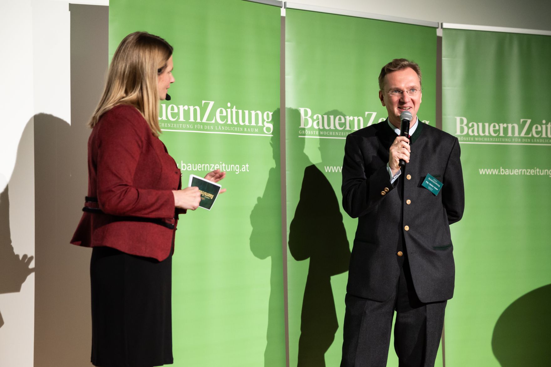 bml-24-11-2022-00482535.jpg Im Zuges seines Besuchs der Agraria Wels, der internationalen Fachmesse für Landwirtschaft, zeichnete Landwirtschaftsminister Norbert Totschnig Top-Betriebe mit AMA-Hoftafeln und landwirtschaftliche Innovationen mit dem „Agrarfuchs“ aus.