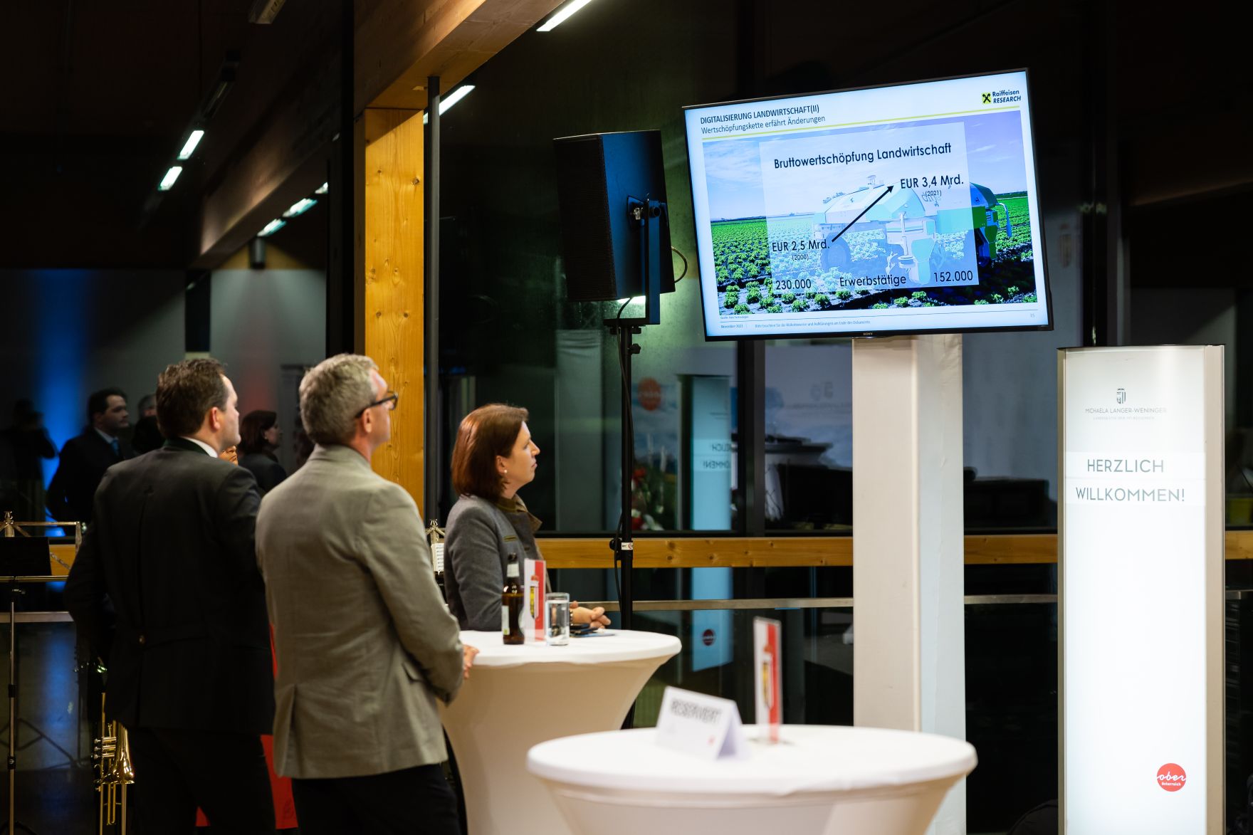 bml-24-11-2022-00893207.jpg Im Zuges seines Besuchs der Agraria Wels, der internationalen Fachmesse für Landwirtschaft, zeichnete Landwirtschaftsminister Norbert Totschnig Top-Betriebe mit AMA-Hoftafeln und landwirtschaftliche Innovationen mit dem „Agrarfuchs“ aus.