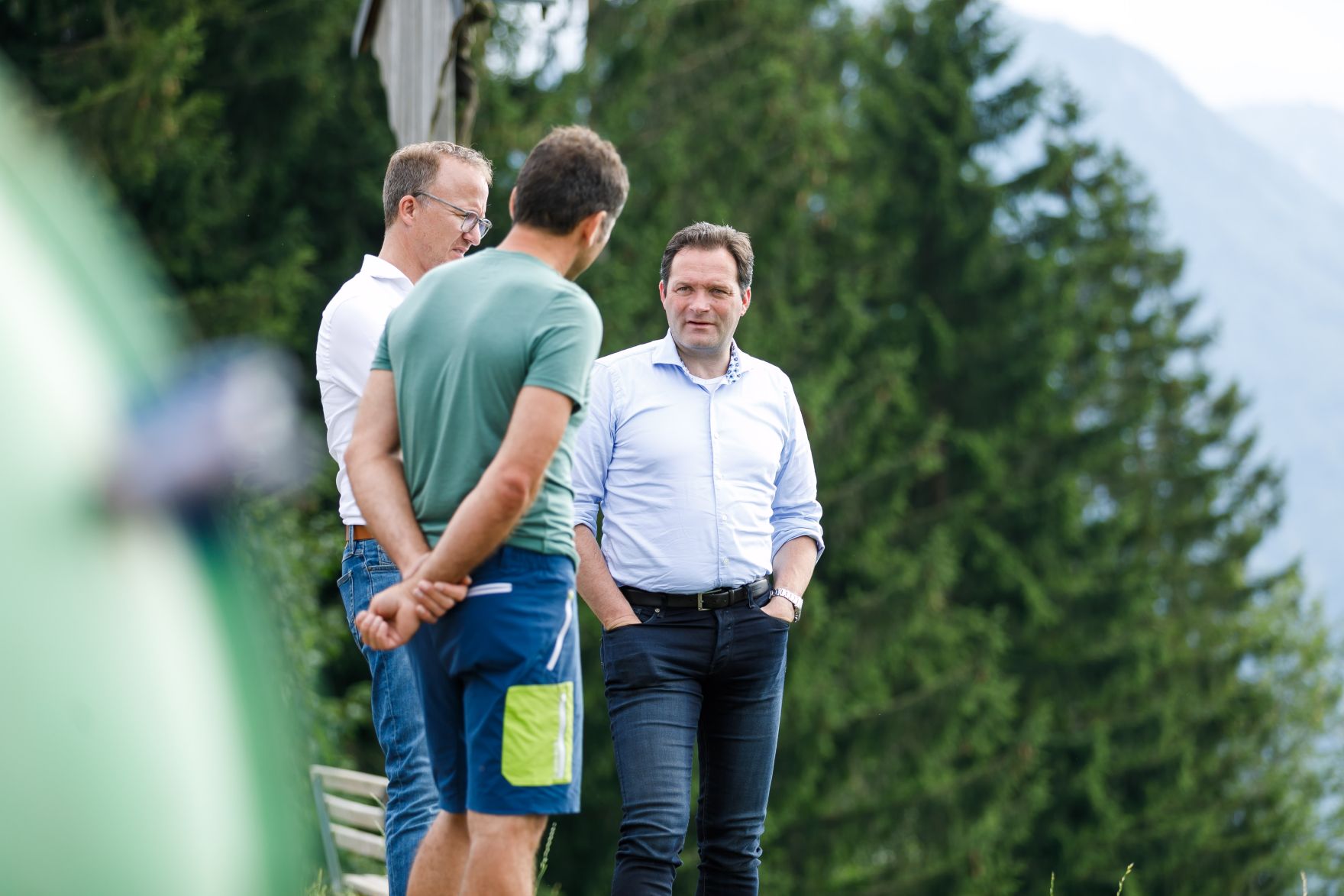 Bei einer Besichtigung der Alpe Schwende machte BM Norbert Totschnig auf die 10 Regeln f&uuml;r einen sicheren Umgang mit Weidevieh aufmerksam.