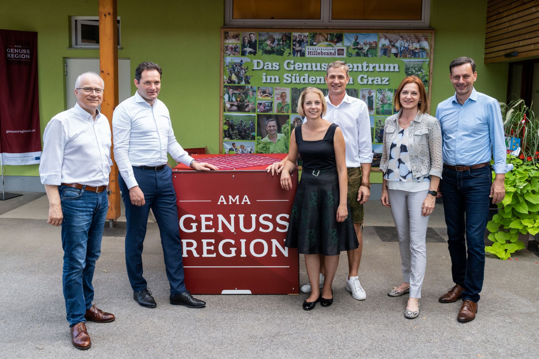 Genussbauernhof Hillebrand.jpg Landwirtschaftsminister Totschnig, Landesrat Seitinger & EU-Abgeordnete Schmiedtbauer verleihen Genuss Bauernhof Hillebrand & Hofmolkerei Thaller AMA GENUSS REGION Tafel
