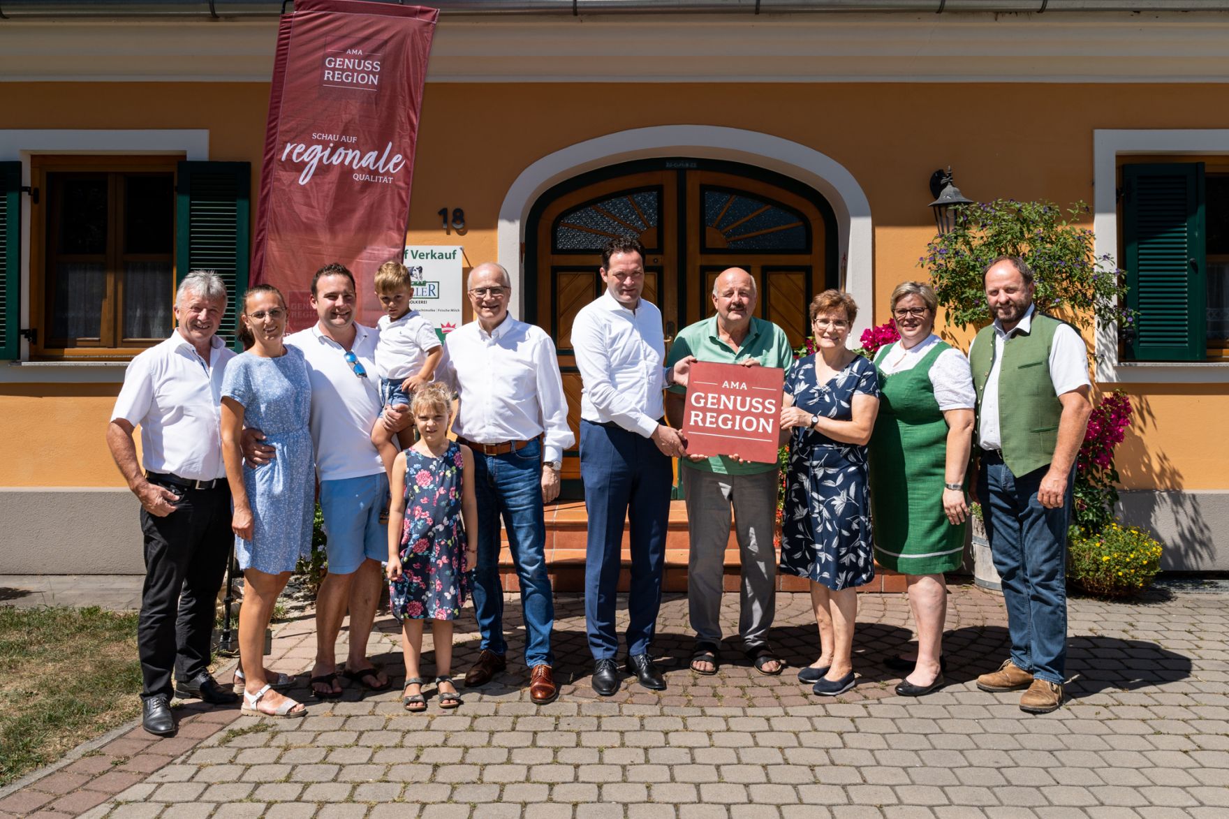 Hofmolkerei Thaller.jpg Landwirtschaftsminister Totschnig, Landesrat Seitinger & EU-Abgeordnete Schmiedtbauer verleihen Genuss Bauernhof Hillebrand & Hofmolkerei Thaller AMA GENUSS REGION Tafel