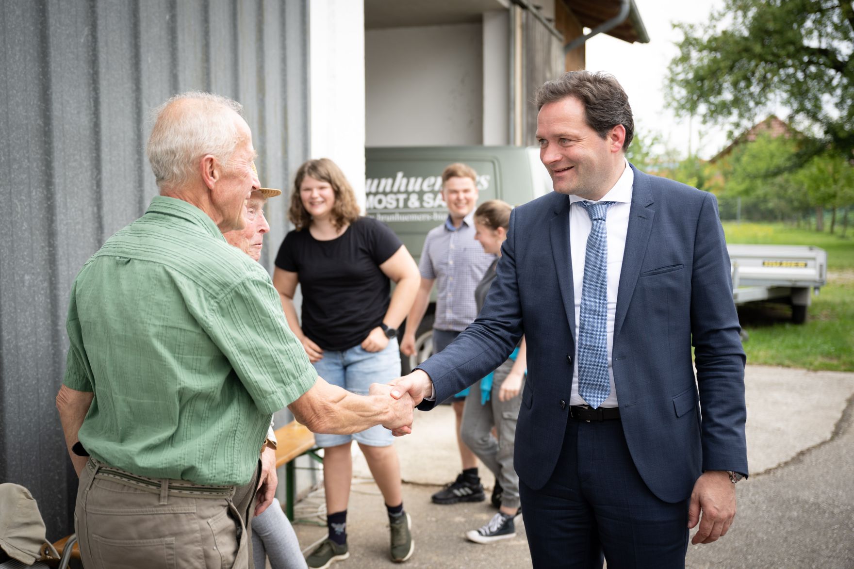 PGP_3492b.jpg Am 29.06.2022 war Bundesminister Norbert Totschnig zu Gast in Oberösterreich. Dort stand u. a. ein Betriebsbesuch bei "Obermair Baby Fisch", die mit dem OÖ Agrarpreis 2022 ausgezeichnet wurden, auf dem Programm.