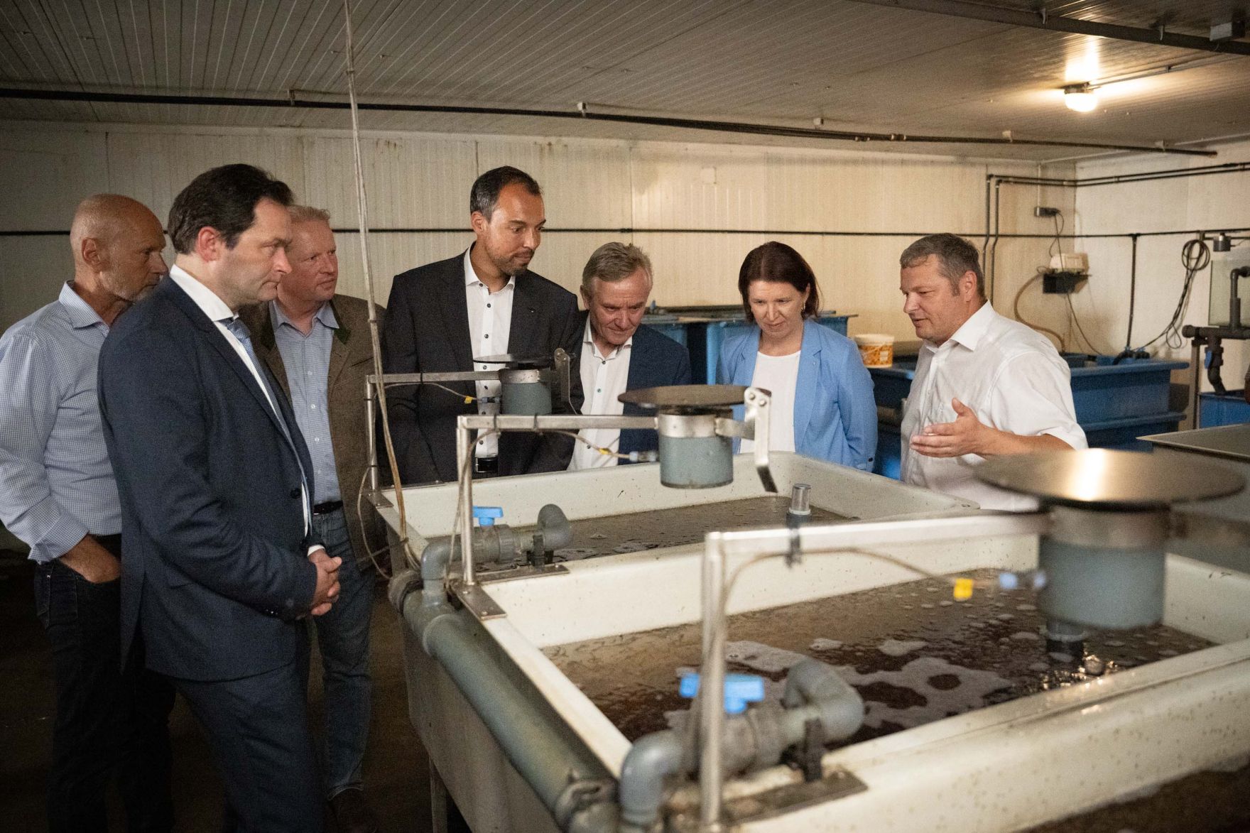 PGP_3584b.jpg Am 29.06.2022 war Bundesminister Norbert Totschnig zu Gast in Oberösterreich. Dort stand u. a. ein Betriebsbesuch bei "Obermair Baby Fisch", die mit dem OÖ Agrarpreis 2022 ausgezeichnet wurden, auf dem Programm.