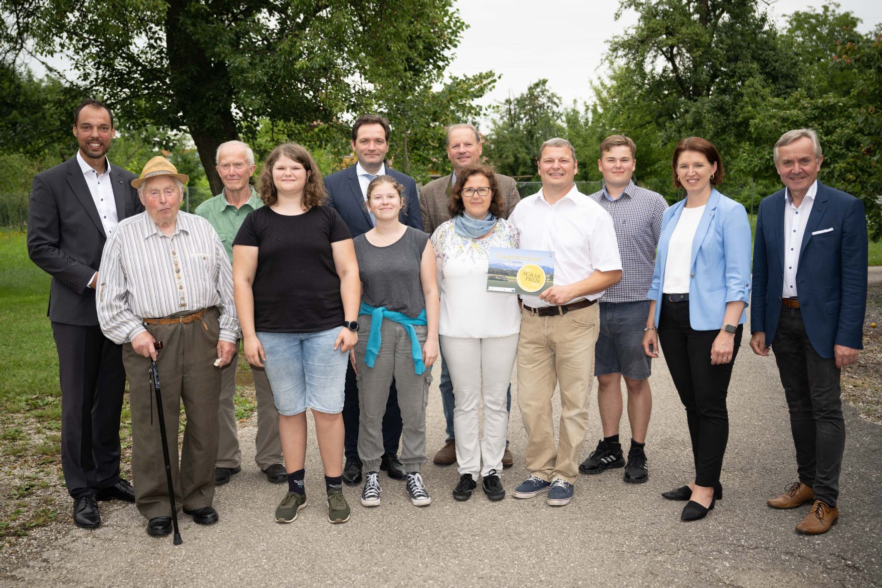 PGP_3618b.jpg Am 29.06.2022 war Bundesminister Norbert Totschnig zu Gast in Oberösterreich. Dort stand u. a. ein Betriebsbesuch bei "Obermair Baby Fisch", die mit dem OÖ Agrarpreis 2022 ausgezeichnet wurden, auf dem Programm.