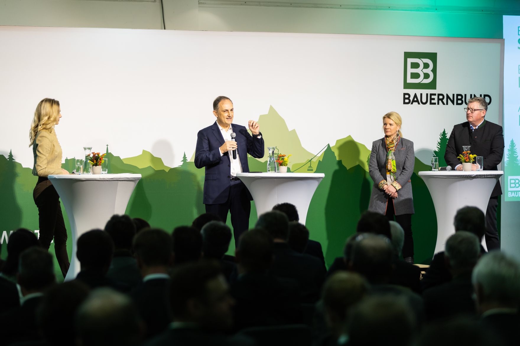 Am 25.11.2022 besuchte Bundesminister Norbert Totschnig, im Rahmen der Versorgungssicherheitstour, land- und forstwirtschaftliche Betriebe sowie BranchenvertreterInnen in Ober&ouml;sterreich.