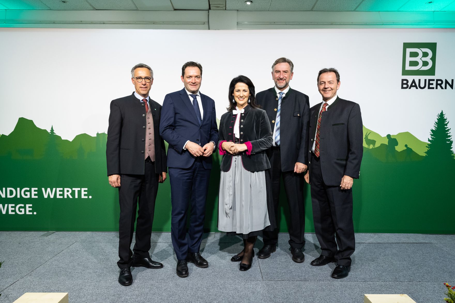 bml-26-11-2022-00283856.jpg Am 25.11.2022 besuchte Bundesminister Norbert Totschnig, im Rahmen der Versorgungssicherheitstour, land- und forstwirtschaftliche Betriebe sowie BranchenvertreterInnen in Oberösterreich.