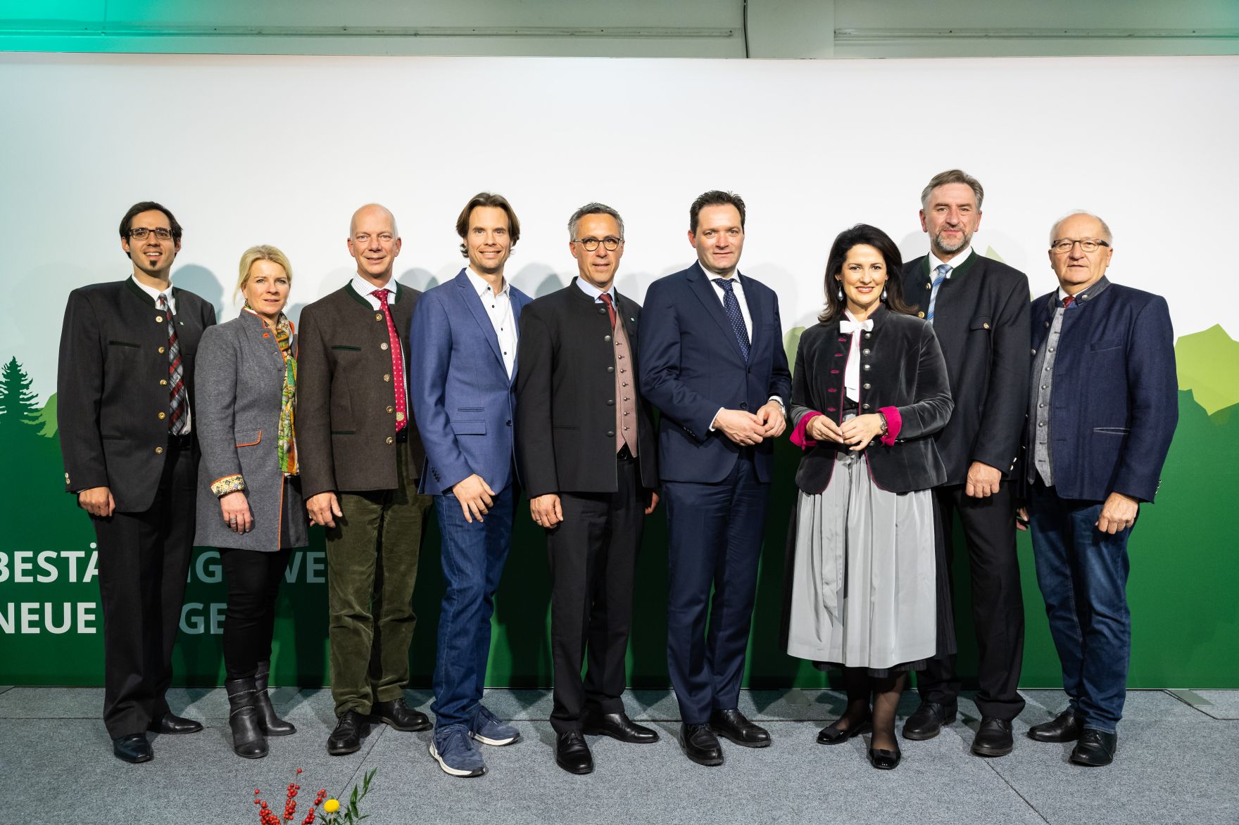 bml-26-11-2022-00363908.jpg Am 25.11.2022 besuchte Bundesminister Norbert Totschnig, im Rahmen der Versorgungssicherheitstour, land- und forstwirtschaftliche Betriebe sowie BranchenvertreterInnen in Oberösterreich.