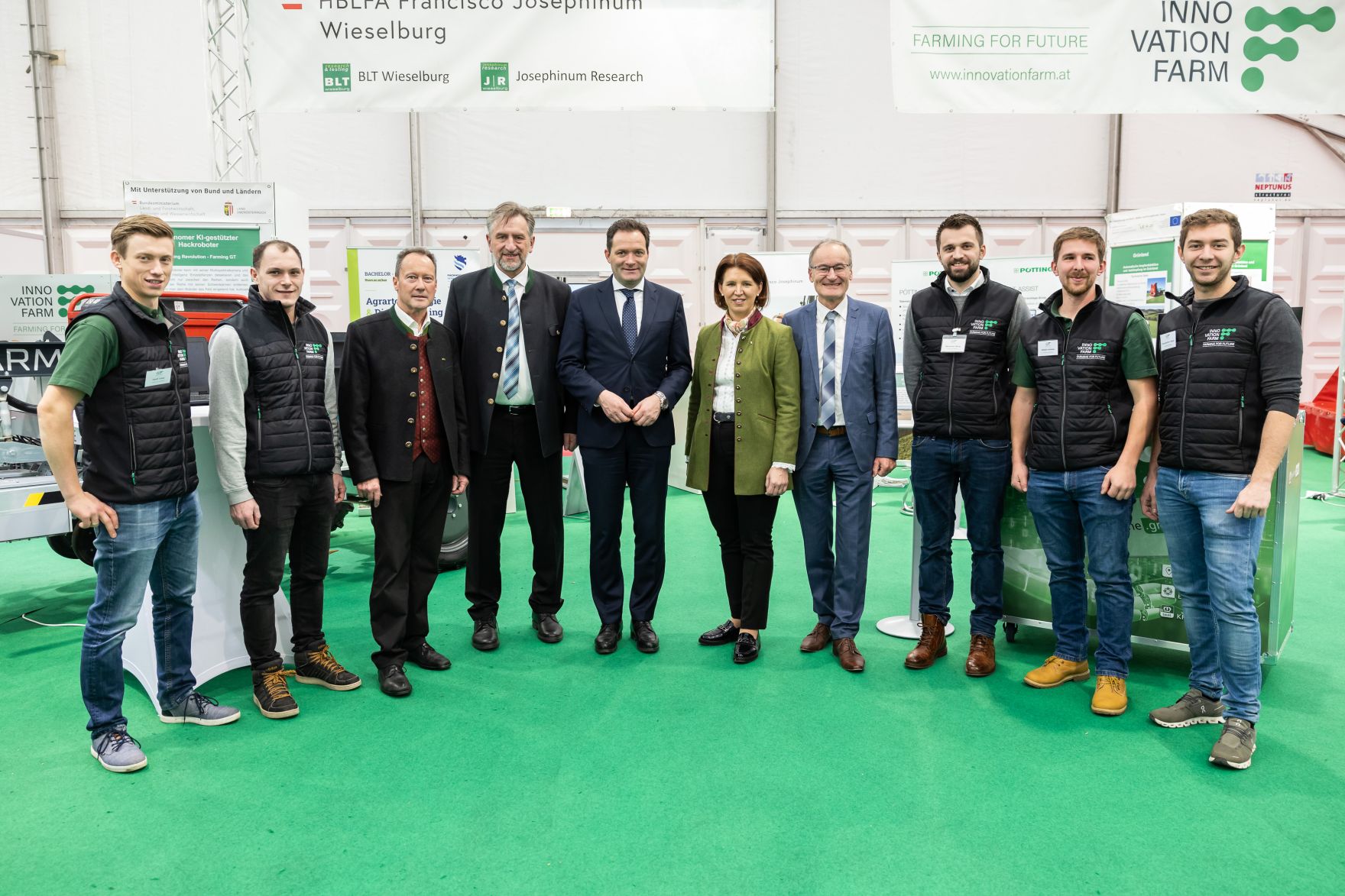 bml-26-11-2022-00434052.jpg Am 25.11.2022 besuchte Bundesminister Norbert Totschnig, im Rahmen der Versorgungssicherheitstour, land- und forstwirtschaftliche Betriebe sowie BranchenvertreterInnen in Oberösterreich.