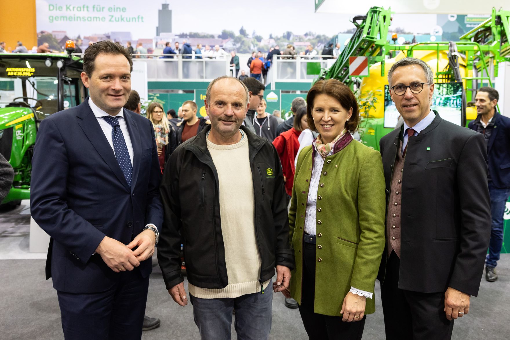 bml-26-11-2022-00514224.jpg Am 25.11.2022 besuchte Bundesminister Norbert Totschnig, im Rahmen der Versorgungssicherheitstour, land- und forstwirtschaftliche Betriebe sowie BranchenvertreterInnen in Oberösterreich.