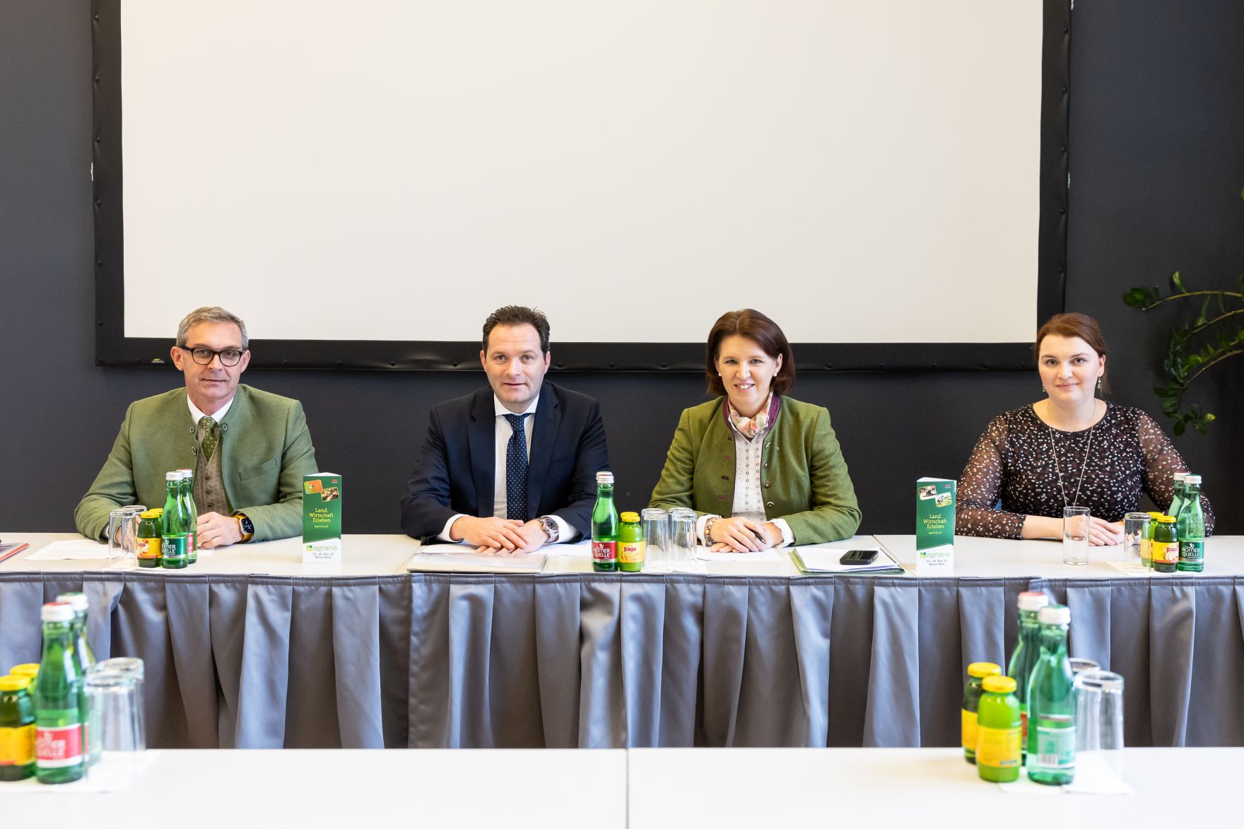 bml-26-11-2022-00564273.jpg Am 25.11.2022 besuchte Bundesminister Norbert Totschnig, im Rahmen der Versorgungssicherheitstour, land- und forstwirtschaftliche Betriebe sowie BranchenvertreterInnen in Oberösterreich.