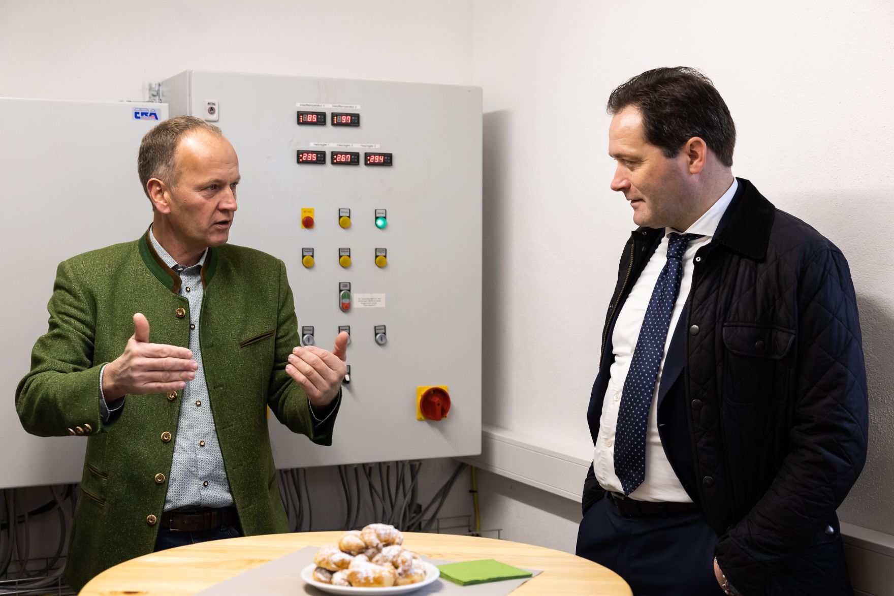 bml-26-11-2022-00704569.jpg Am 25.11.2022 besuchte Bundesminister Norbert Totschnig, im Rahmen der Versorgungssicherheitstour, land- und forstwirtschaftliche Betriebe sowie BranchenvertreterInnen in Oberösterreich.