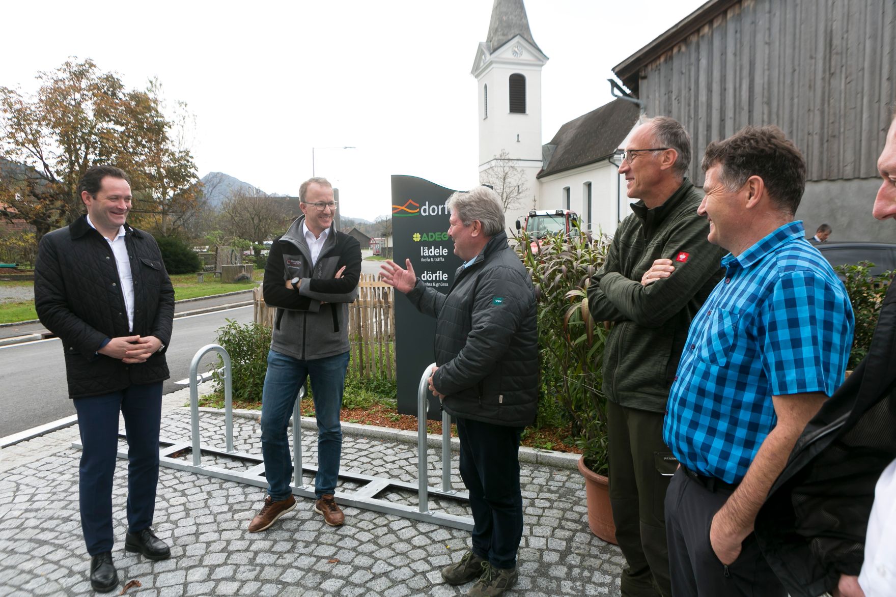 012_20221028_DM.jpg Am 28.10.2022 besuchte Bundesminister Norbert Totschnig, im Rahmen der Versorgungssicherheitstour, land- und forstwirtschaftliche Betriebe sowie BranchenvertreterInnen in Vorarlberg. Darunter befanden sich die „vorarlberger holzbau_kunst“ in Ludesch, der Bauernhof der Familie Maria und Erich Eller oder die Feinkäserei Bantel in Möggers.