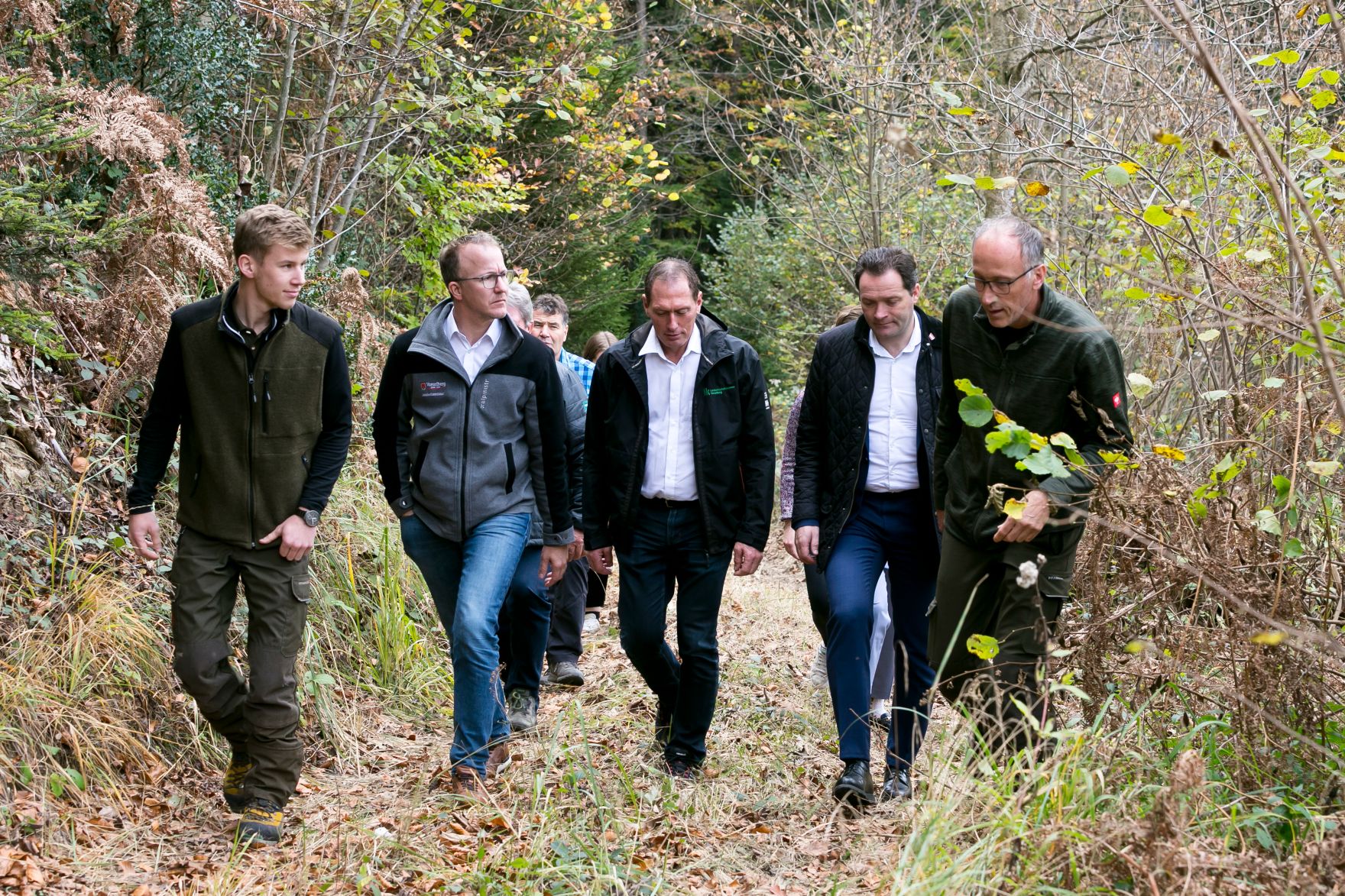038_20221028_DM.jpg Am 28.10.2022 besuchte Bundesminister Norbert Totschnig, im Rahmen der Versorgungssicherheitstour, land- und forstwirtschaftliche Betriebe sowie BranchenvertreterInnen in Vorarlberg. Darunter befanden sich die „vorarlberger holzbau_kunst“ in Ludesch, der Bauernhof der Familie Maria und Erich Eller oder die Feinkäserei Bantel in Möggers.
