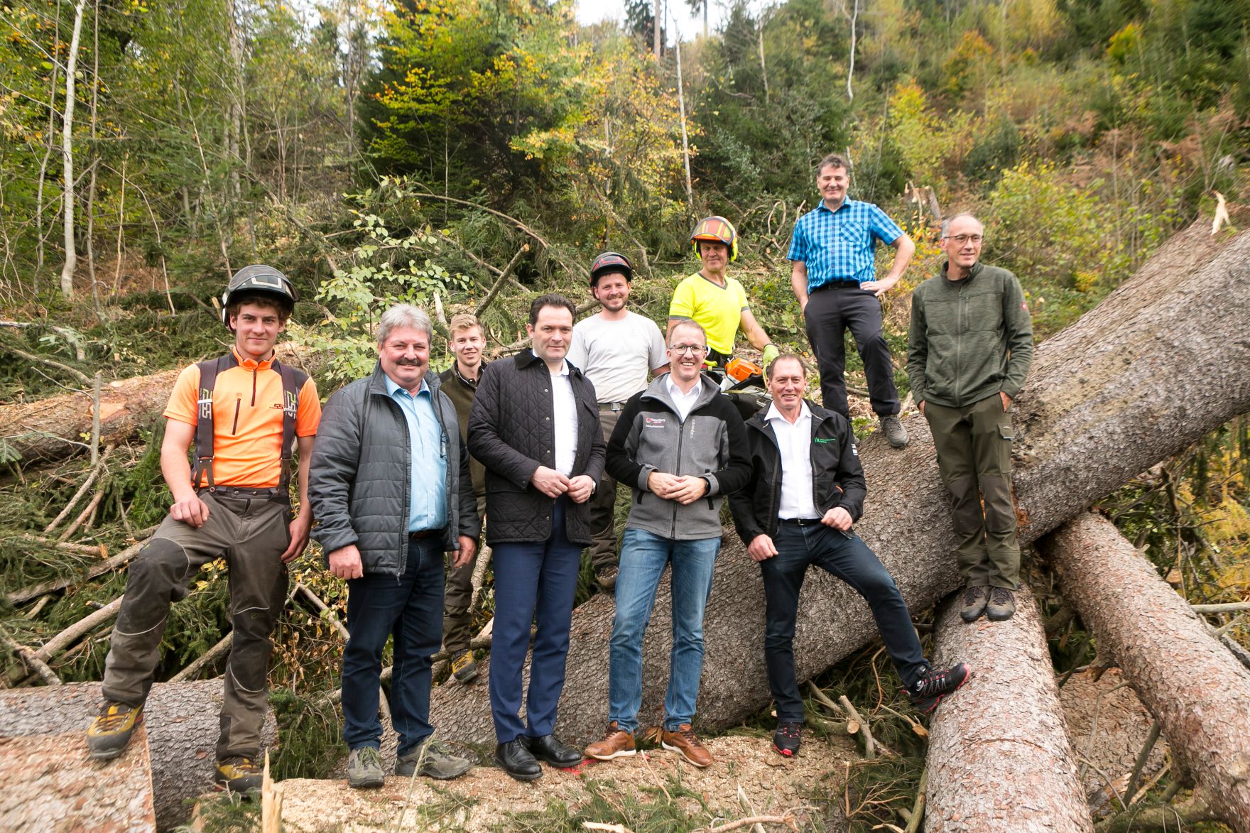 094_20221028_DM.jpg Am 28.10.2022 besuchte Bundesminister Norbert Totschnig, im Rahmen der Versorgunssicherheitstour, land- und forstwirtschaftliche Betriebe sowie BranchenvertreterInnen in Vorarlberg. Darunter befanden sich die „vorarlberger holzbau_kunst“ in Ludesch, der Bauernhof der Familie Maria und Erich Eller oder die Feinkäserei Bantel in Möggers.