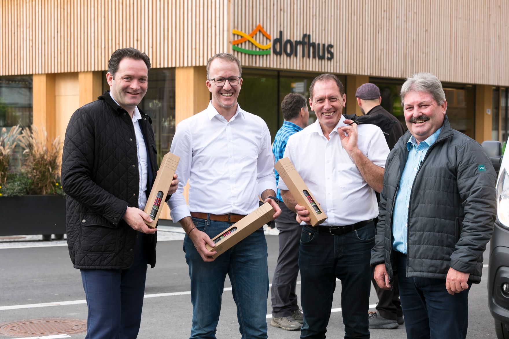 112_20221028_DM.jpg Am 28.10.2022 besuchte Bundesminister Norbert Totschnig, im Rahmen der Versorgunssicherheitstour, land- und forstwirtschaftliche Betriebe sowie BranchenvertreterInnen in Vorarlberg. Darunter befanden sich die „vorarlberger holzbau_kunst“ in Ludesch, der Bauernhof der Familie Maria und Erich Eller oder die Feinkäserei Bantel in Möggers.