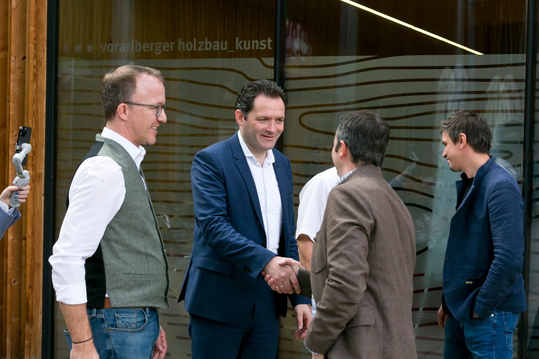 114_20221028_DM.jpg Am 28.10.2022 besuchte Bundesminister Norbert Totschnig, im Rahmen der Versorgunssicherheitstour, land- und forstwirtschaftliche Betriebe sowie BranchenvertreterInnen in Vorarlberg. Darunter befanden sich die „vorarlberger holzbau_kunst“ in Ludesch, der Bauernhof der Familie Maria und Erich Eller oder die Feinkäserei Bantel in Möggers.