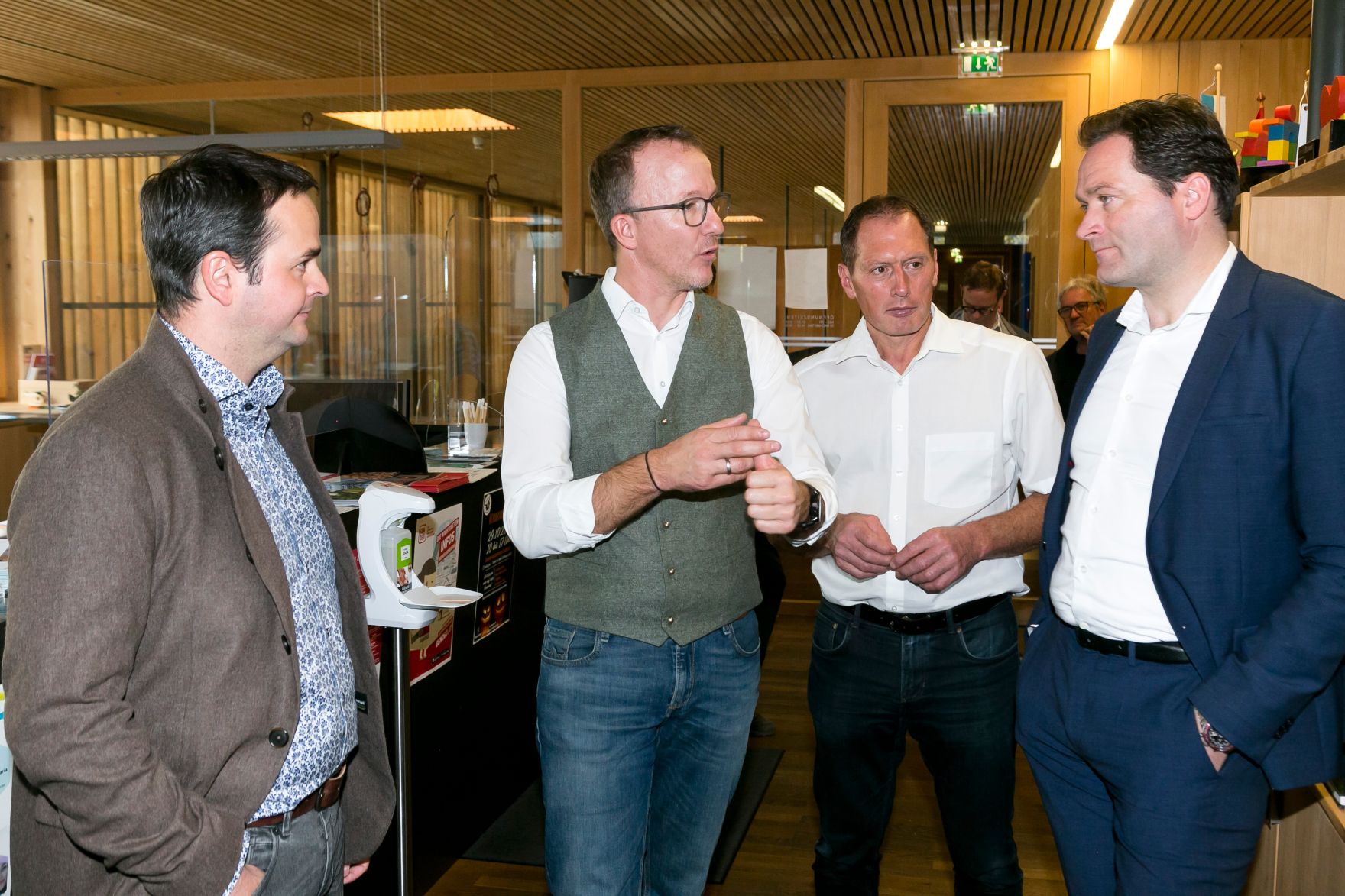 Am 28.10.2022 besuchte Bundesminister Norbert Totschnig, im Rahmen der Versorgunssicherheitstour, land- und forstwirtschaftliche Betriebe sowie BranchenvertreterInnen in Vorarlberg. Darunter befanden sich die &bdquo;vorarlberger holzbau_kunst&ldquo; in Ludesch, der Bauernhof der Familie Maria und Erich Eller oder die Feink&auml;serei Bantel in M&ouml;ggers.