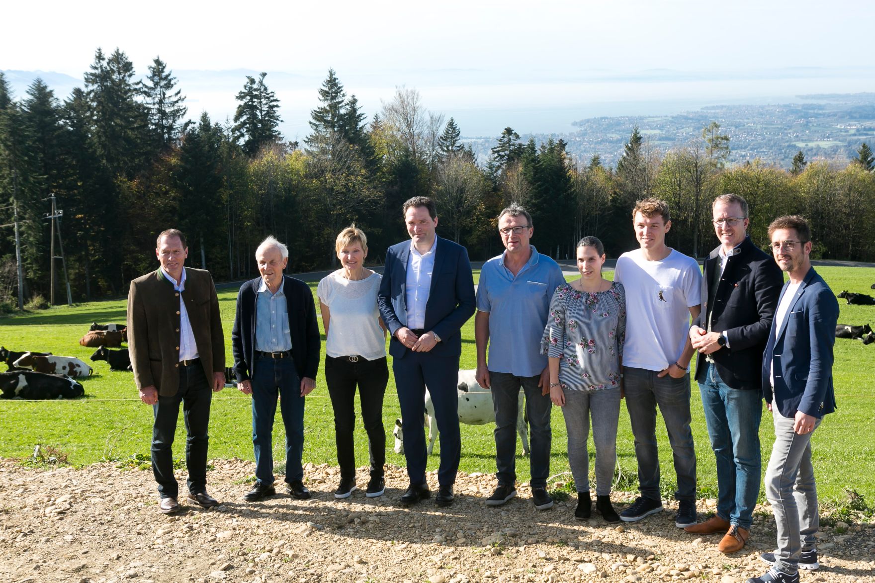 Am 28.10.2022 besuchte Bundesminister Norbert Totschnig, im Rahmen der Versorgunssicherheitstour, land- und forstwirtschaftliche Betriebe sowie BranchenvertreterInnen in Vorarlberg. Darunter befanden sich die &bdquo;vorarlberger holzbau_kunst&ldquo; in Ludesch, der Bauernhof der Familie Maria und Erich Eller oder die Feink&auml;serei Bantel in M&ouml;ggers.