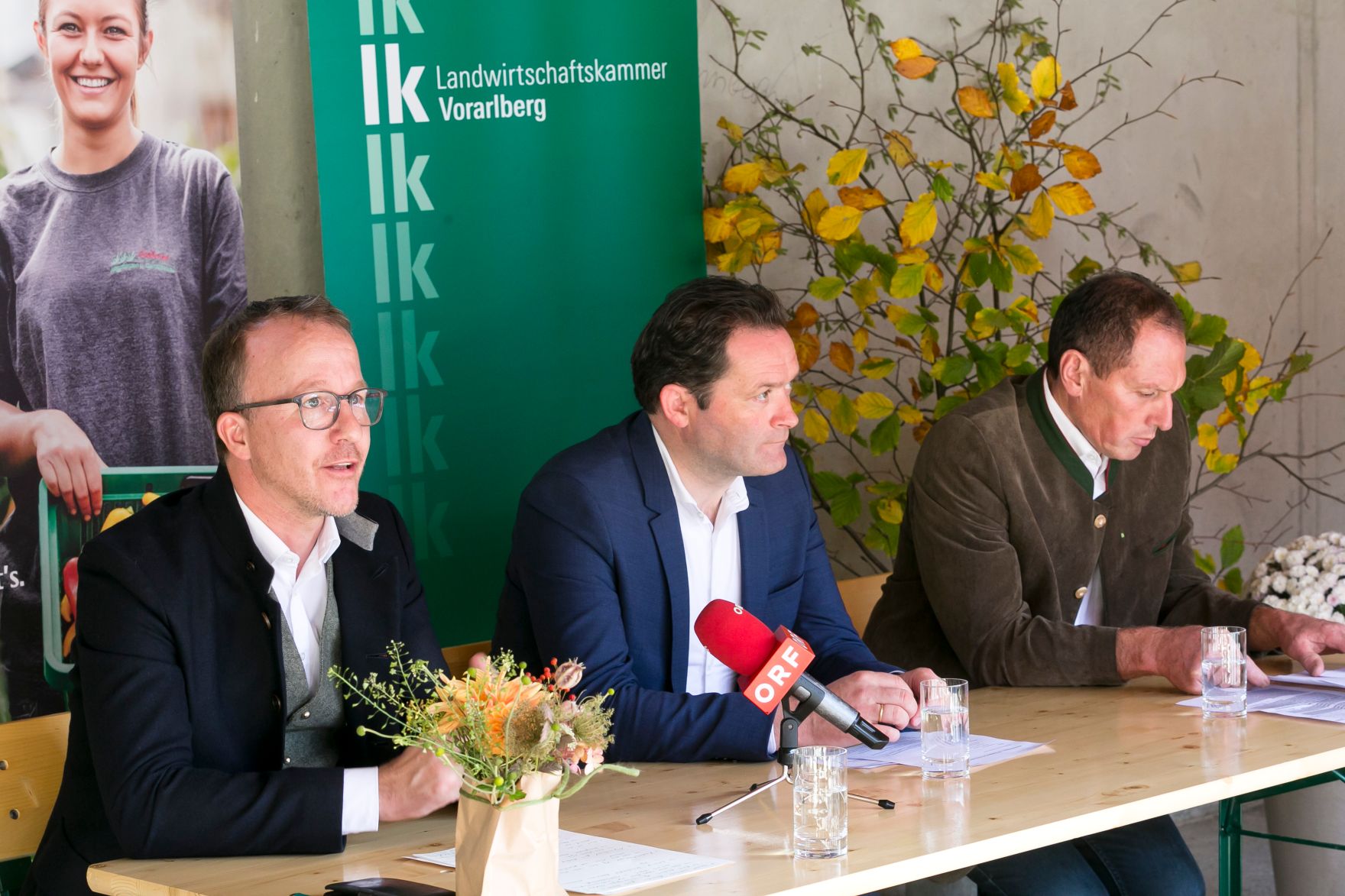 237_20221028_DM.jpg Am 28.10.2022 besuchte Bundesminister Norbert Totschnig, im Rahmen der Versorgunssicherheitstour, land- und forstwirtschaftliche Betriebe sowie BranchenvertreterInnen in Vorarlberg. Darunter befanden sich die „vorarlberger holzbau_kunst“ in Ludesch, der Bauernhof der Familie Maria und Erich Eller oder die Feinkäserei Bantel in Möggers.