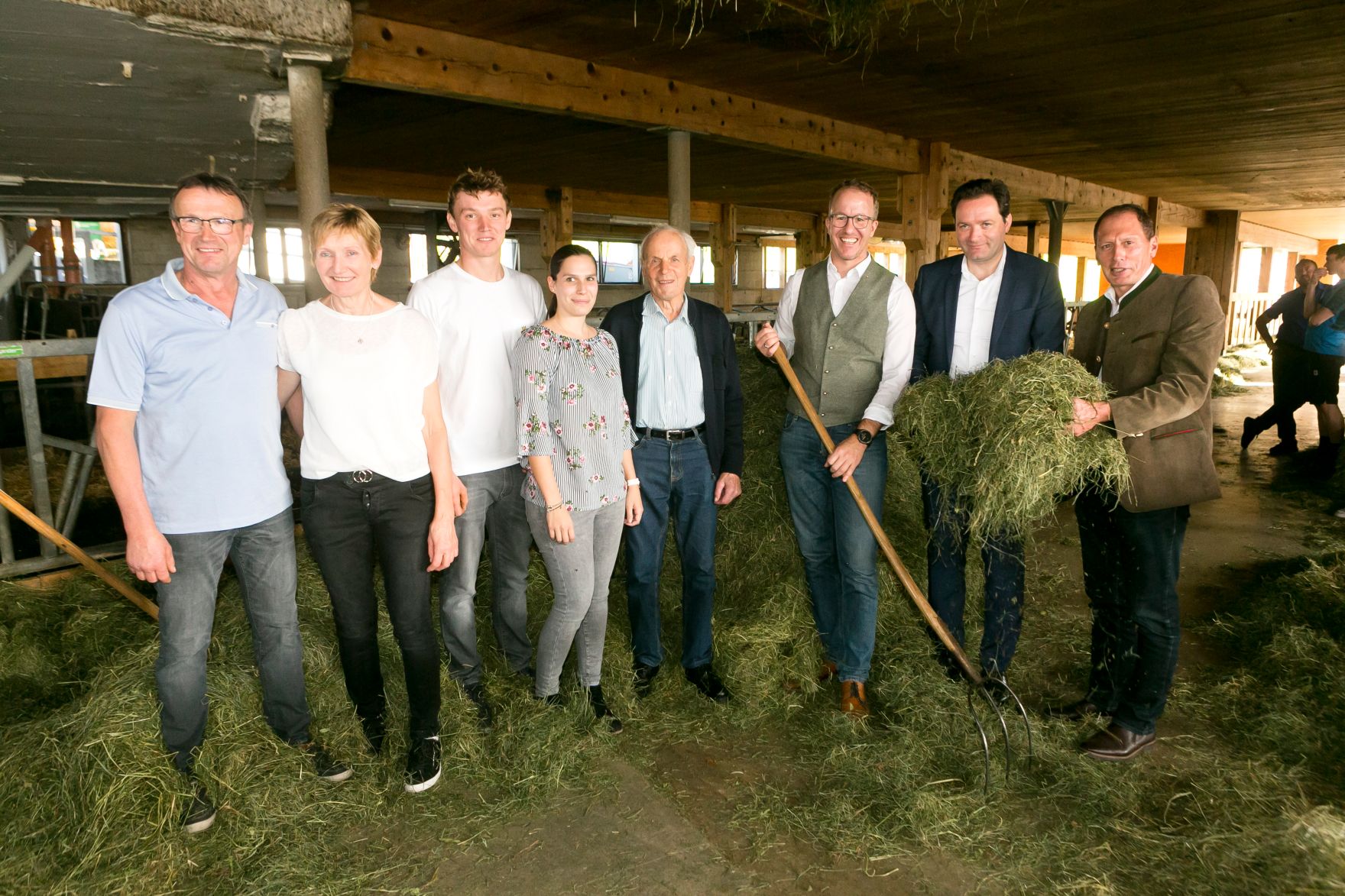 265_20221028_DM.jpg Am 28.10.2022 besuchte BM Norbert Totschnig, im Rahmen der Versorgungssicherheitstour, land- und forstwirtschaftliche Betriebe sowie BranchenvertreterInnen in Vorarlberg. Darunter befanden sich die „vorarlberger holzbau_kunst“, der Bauernhof der Familie Eller oder die Feinkäserei Bantel.