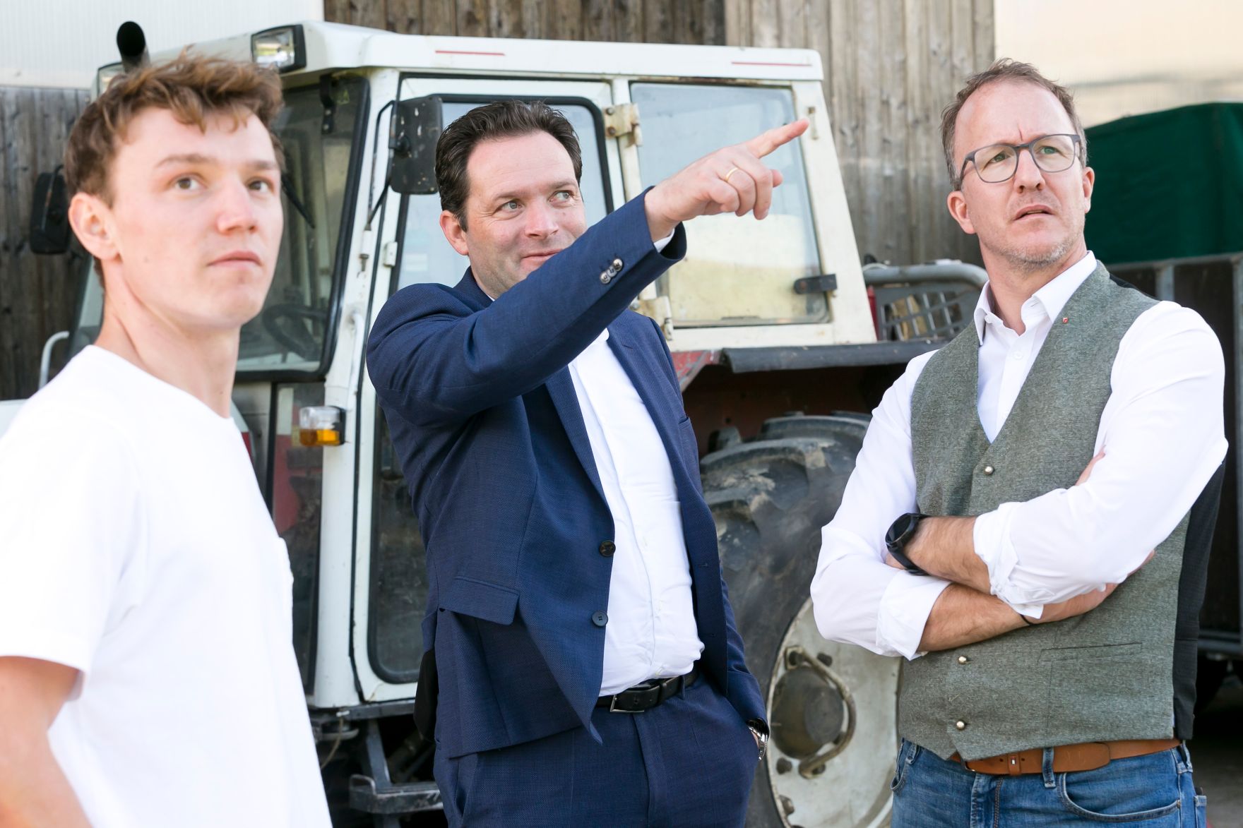 Am 28.10.2022 besuchte Bundesminister Norbert Totschnig, im Rahmen der Versorgunssicherheitstour, land- und forstwirtschaftliche Betriebe sowie BranchenvertreterInnen in Vorarlberg. Darunter befanden sich die &bdquo;vorarlberger holzbau_kunst&ldquo; in Ludesch, der Bauernhof der Familie Maria und Erich Eller oder die Feink&auml;serei Bantel in M&ouml;ggers.
