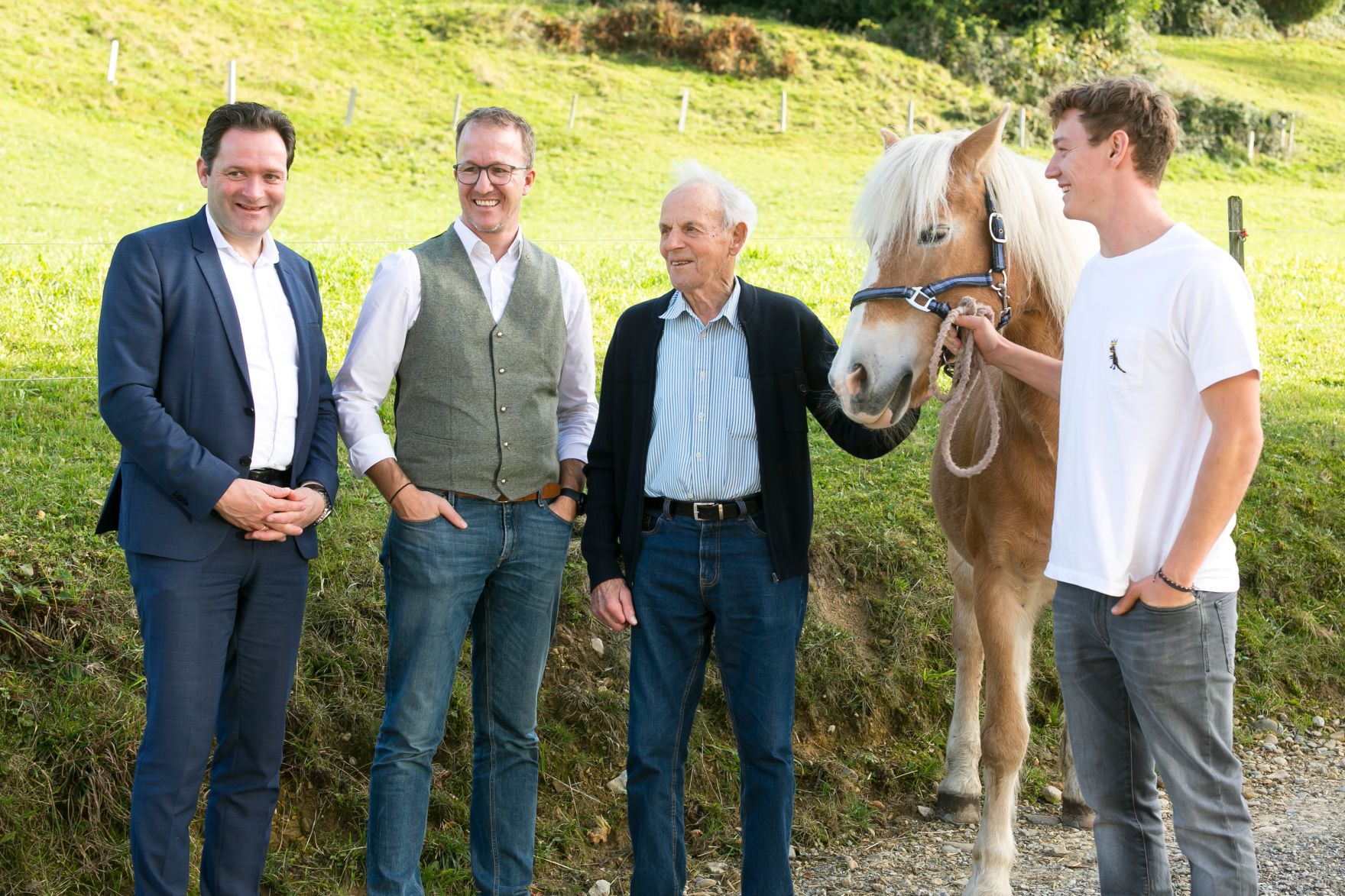 Am 28.10.2022 besuchte Bundesminister Norbert Totschnig, im Rahmen der Versorgunssicherheitstour, land- und forstwirtschaftliche Betriebe sowie BranchenvertreterInnen in Vorarlberg. Darunter befanden sich die &bdquo;vorarlberger holzbau_kunst&ldquo; in Ludesch, der Bauernhof der Familie Maria und Erich Eller oder die Feink&auml;serei Bantel in M&ouml;ggers.