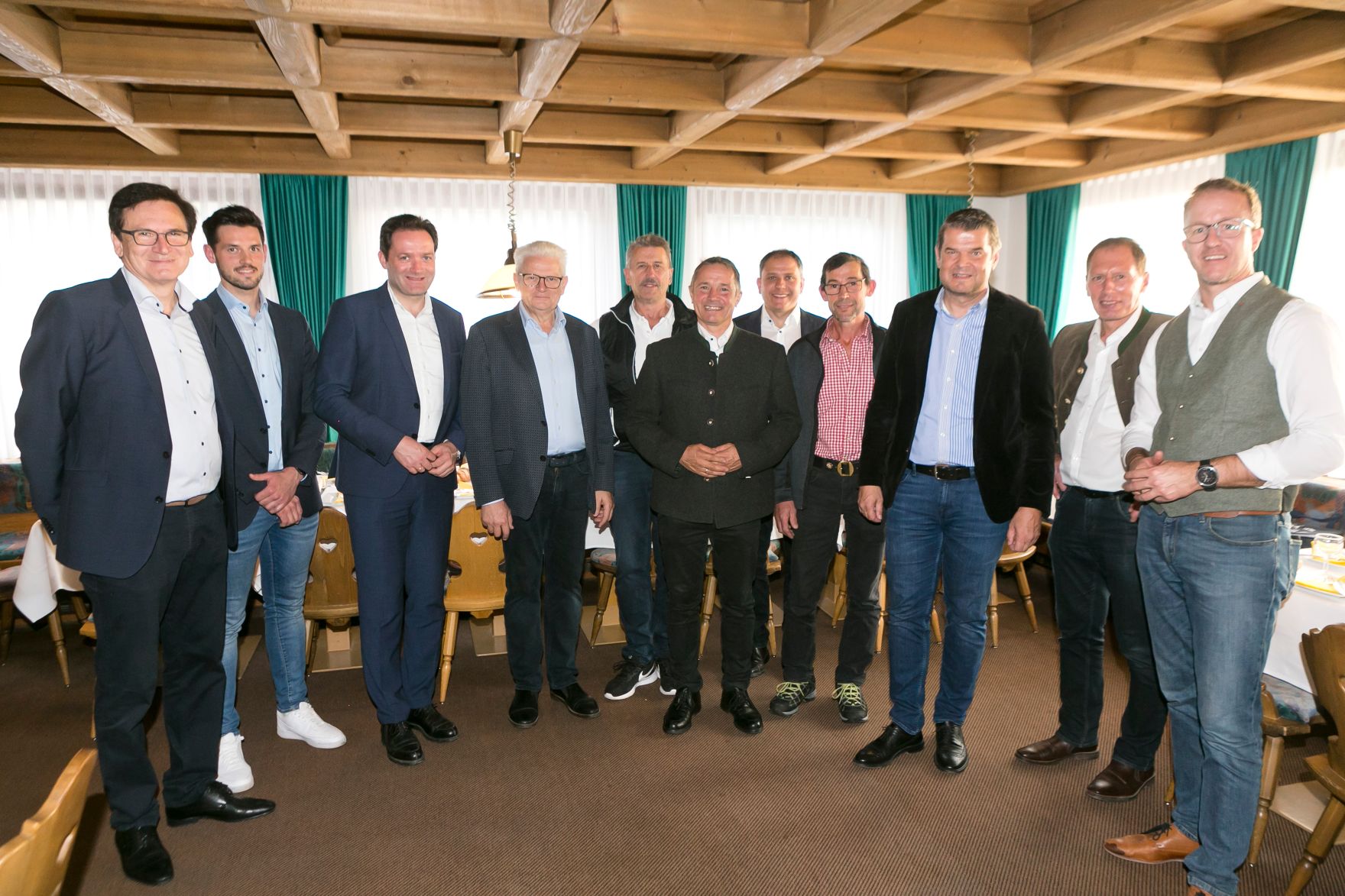 393_20221028_DM.jpg Am 28.10.2022 besuchte Bundesminister Norbert Totschnig, im Rahmen der Versorgunssicherheitstour, land- und forstwirtschaftliche Betriebe sowie BranchenvertreterInnen in Vorarlberg. Darunter befanden sich die „vorarlberger holzbau_kunst“ in Ludesch, der Bauernhof der Familie Maria und Erich Eller oder die Feinkäserei Bantel in Möggers.