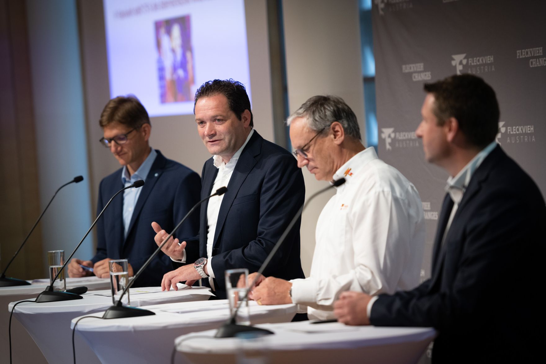 PGP_8814b.jpg Beim Fleckvieh-Kongress haben Landwirtschaftsminister Norbert Totschnig, Landwirtschaftskammer Österreich (LKÖ)-Präsident Josef Moosbrugger, Sebastian Auernig, Obmann von Fleckvieh Austria, und Boku-Experte Stefan Hörtenhuber die Situation der heimischen Fleckvieh-Zucht skizziert.