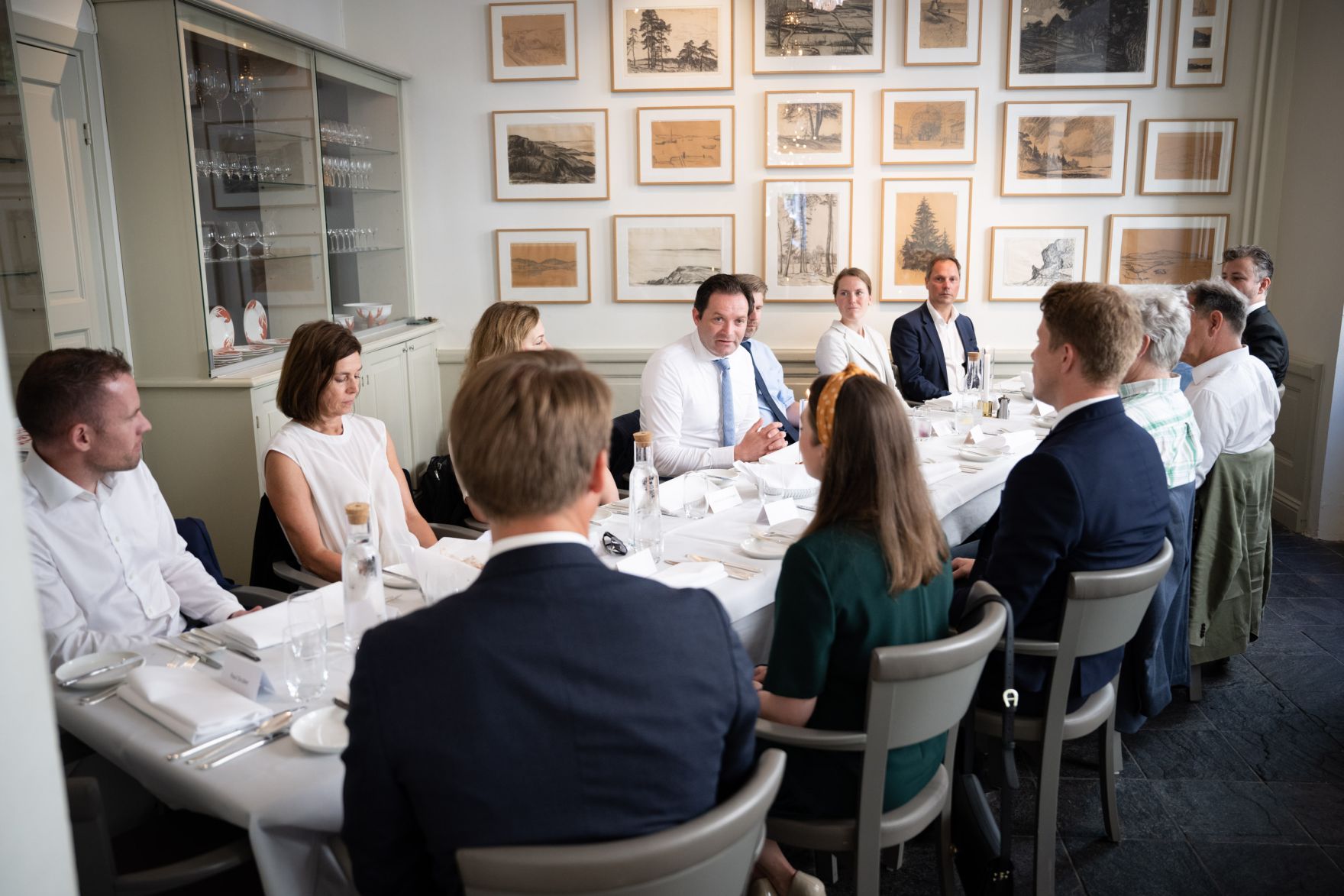 Totschnig im Gespr?ch mit Auslands?sterreichern in Schweden.jpg Forstminister Norbert Totschnig nahm am 27. Juni 2022 an einem informellen Austausch mit europäischen Forstministern waldreicher Staaten in Schweden teil.
