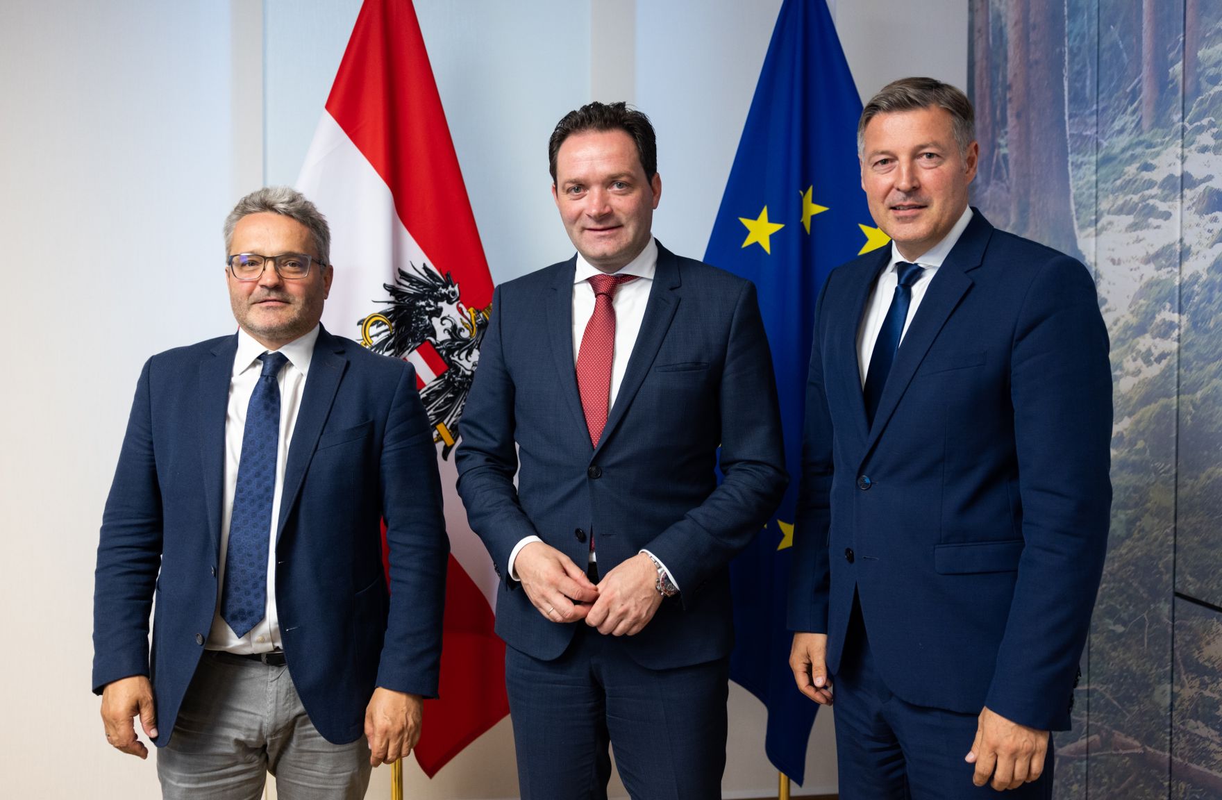 image00004.jpeg Landwirtschaftsminister Norbert Totschnig, Franz Fensl von der LBG Österreich und Sektionschef Johannes Fankhauser haben die Ergebnisse des Grünen Berichts 2022 vorgestellt.