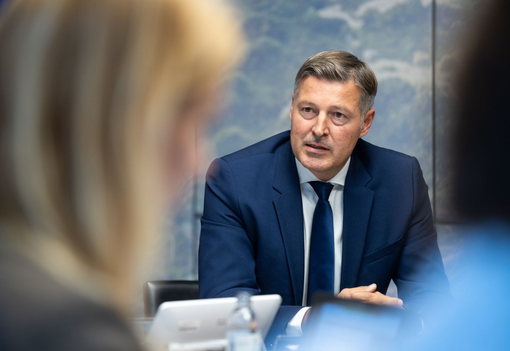 image00013.jpeg Landwirtschaftsminister Norbert Totschnig, Franz Fensl von der LBG Österreich und Sektionschef Johannes Fankhauser haben die Ergebnisse des Grünen Berichts 2022 vorgestellt.
