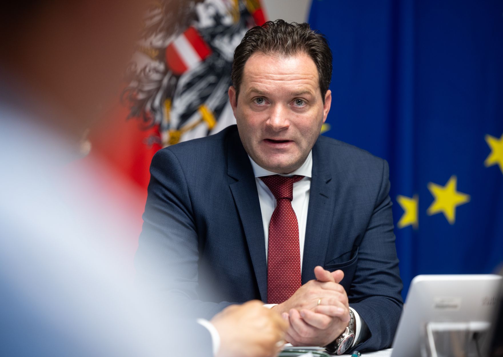 Landwirtschaftsminister Norbert Totschnig, Franz Fensl von der LBG &Ouml;sterreich und Sektionschef Johannes Fankhauser haben die Ergebnisse des Gr&uuml;nen Berichts 2022 vorgestellt.