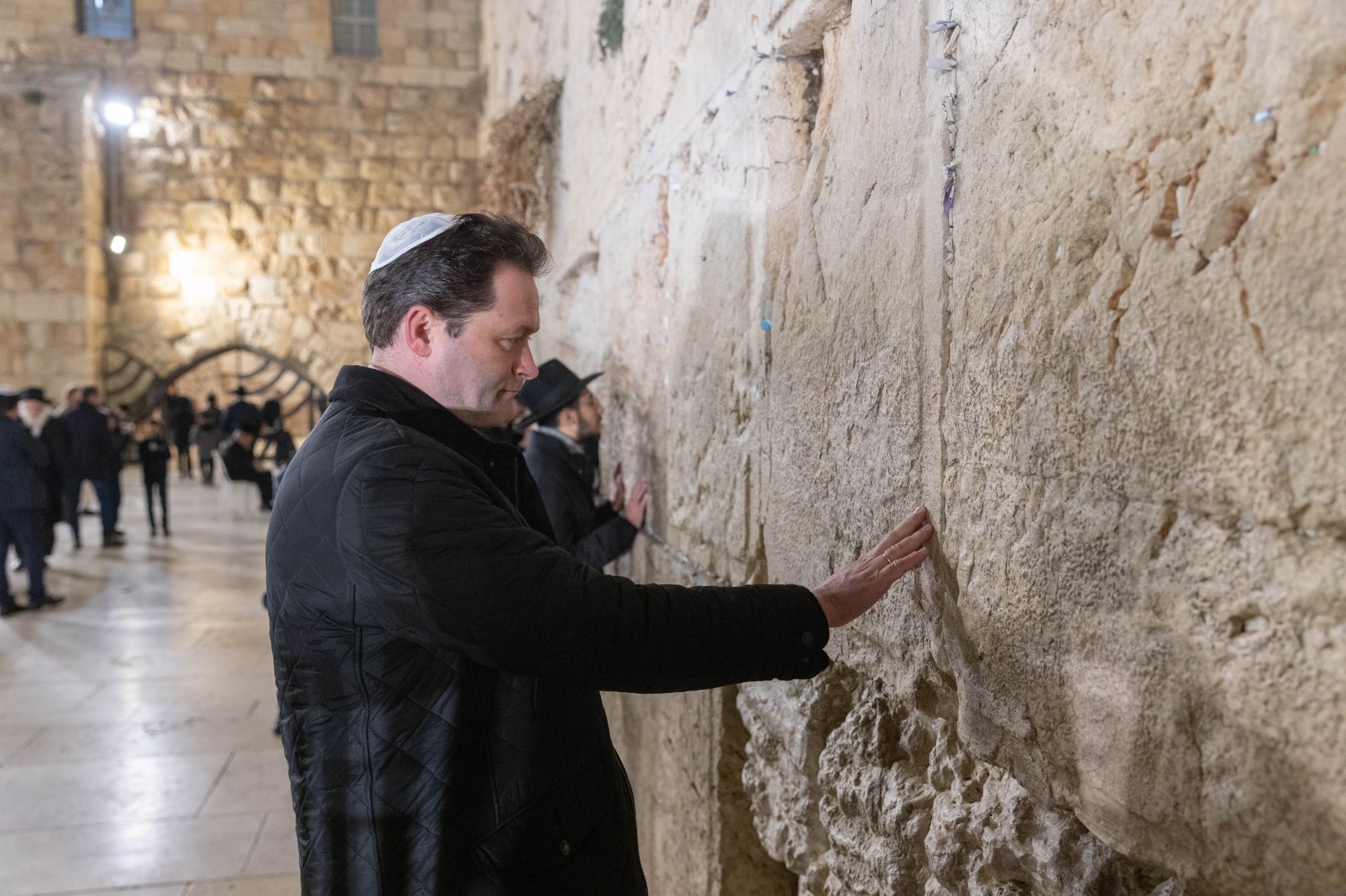0_Jerusalem BML.jpg Im Sinne des internationalen Austauschs reiste Landwirtschaftsminister Norbert Totschnig nach Israel, um sich ein Bild von zwei erfolgreichen Projekten zu machen. Im Rahmen der Reise besuchte der Bundesminister auch Jerusalem, wo er an der Klagemauer innehielt.