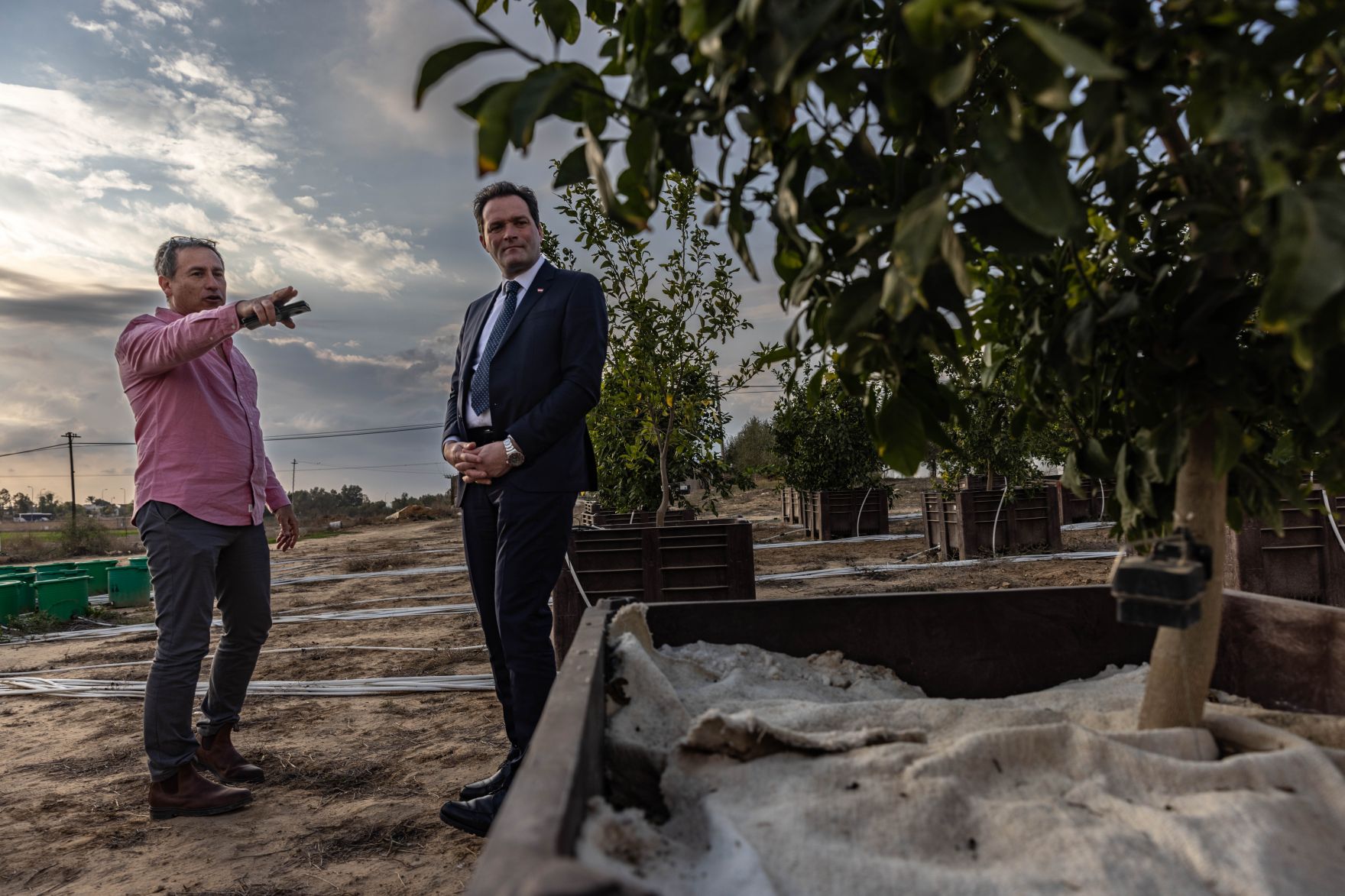 1_Israel BML.jpg Im Sinne des internationalen Austauschs reiste Landwirtschaftsminister Norbert Totschnig nach Israel, um sich ein Bild von zwei erfolgreichen Projekten zu machen. Das Gilat Research Center for Arid & Semi-Arid Agricultural Research und Farm gehört zu der landwirtschaftlichen Forschungsorganisation des israelischen Landwirtschaftsministeriums. Weiters besuchte Totschnig Kibbuz Hatzerim in der Negev, wo durch die Firma Netafim eine innovative Tröpfchenbewässerung entwickelt wurde.