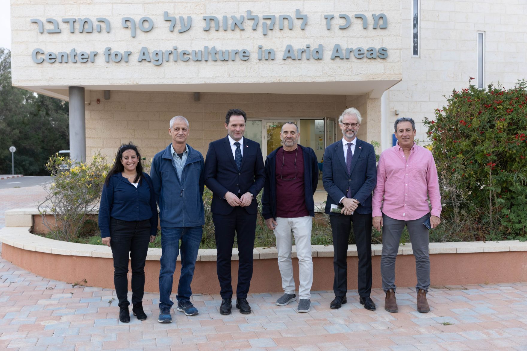 2_Israel BML.jpg Im Sinne des internationalen Austauschs reiste Landwirtschaftsminister Norbert Totschnig nach Israel, um sich ein Bild von zwei erfolgreichen Projekten zu machen. Das Gilat Research Center for Arid & Semi-Arid Agricultural Research und Farm gehört zu der landwirtschaftlichen Forschungsorganisation des israelischen Landwirtschaftsministeriums. Weiters besuchte Totschnig Kibbuz Hatzerim in der Negev, wo durch die Firma Netafim eine innovative Tröpfchenbewässerung entwickelt wurde.