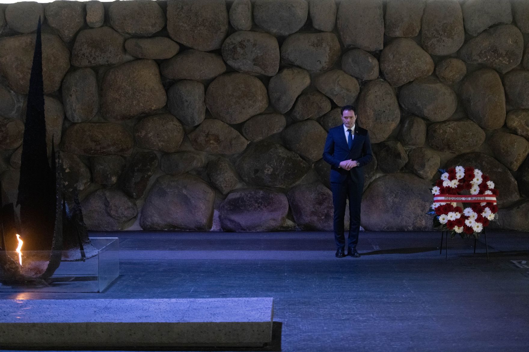 3_Yad Vashem BML.jpg Im Sinne des internationalen Austauschs reiste Landwirtschaftsminister Norbert Totschnig nach Israel, um sich ein Bild von zwei erfolgreichen Projekten zu machen. Beim Besuch der Holocaust Gedenkstätte Yad Vashem legte der Bundesminister einen Kranz nieder.