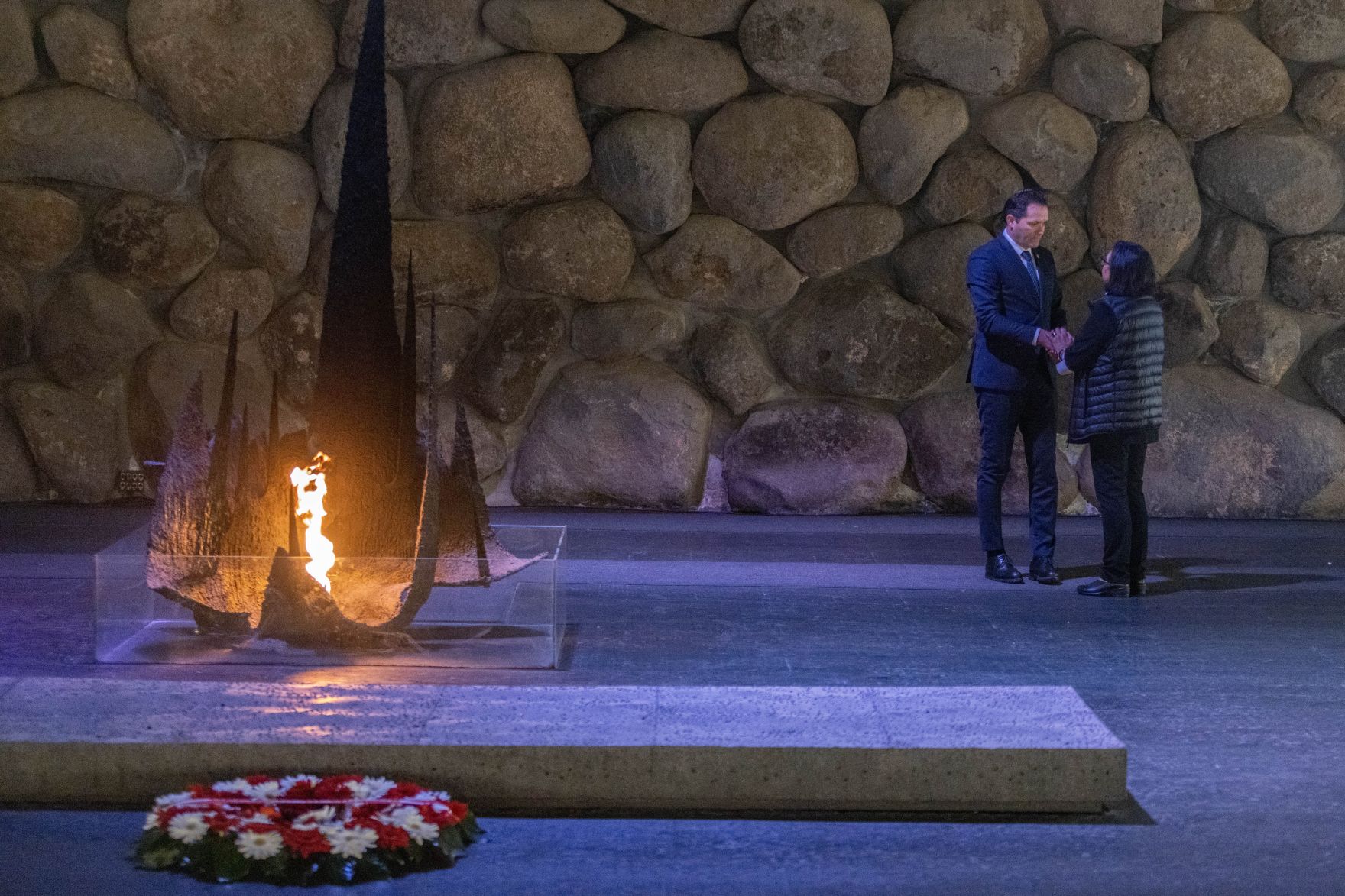 5_Yad Vashem BML.jpg Im Sinne des internationalen Austauschs reiste Landwirtschaftsminister Norbert Totschnig nach Israel, um sich ein Bild von zwei erfolgreichen Projekten zu machen. Beim Besuch der Holocaust Gedenkstätte Yad Vashem legte der Bundesminister einen Kranz nieder.