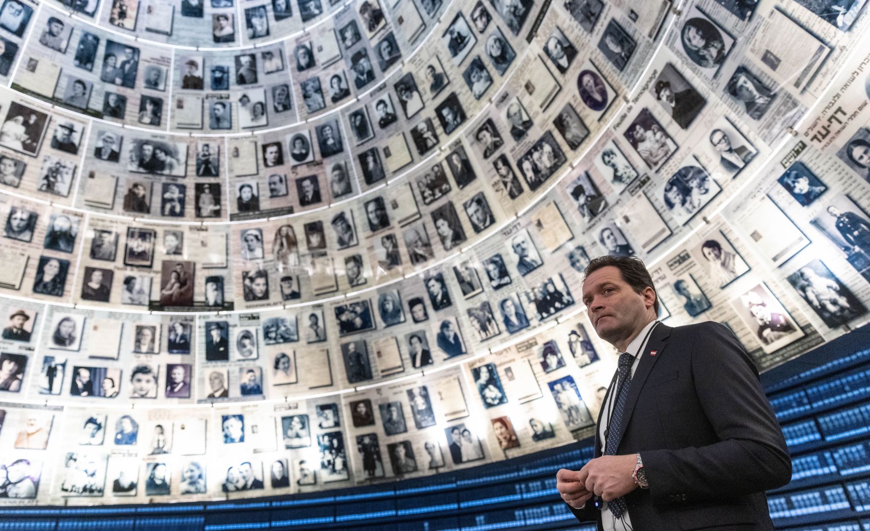 6_Yad Vashem BML.jpg Im Sinne des internationalen Austauschs reiste Landwirtschaftsminister Norbert Totschnig nach Israel, um sich ein Bild von zwei erfolgreichen Projekten zu machen. Beim Besuch der Holocaust Gedenkstätte Yad Vashem legte der Bundesminister einen Kranz nieder.