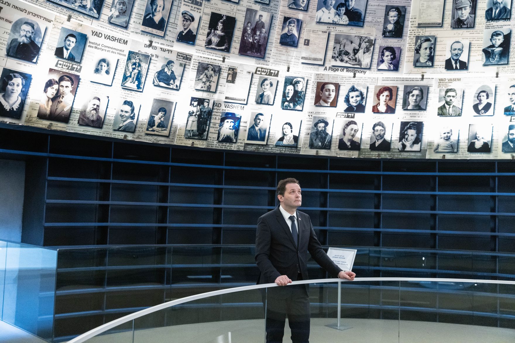 7_Yad Vashem BML.jpg Im Sinne des internationalen Austauschs reiste Landwirtschaftsminister Norbert Totschnig nach Israel, um sich ein Bild von zwei erfolgreichen Projekten zu machen. Beim Besuch der Holocaust Gedenkstätte Yad Vashem legte der Bundesminister einen Kranz nieder.